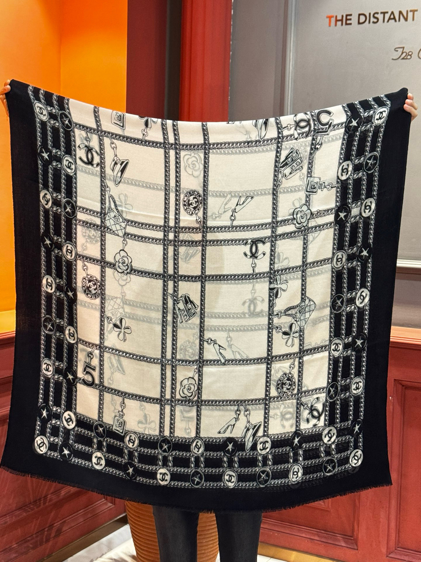 💟CHANEL香奈儿经典元素设计优雅大方，绕在颈间超级完美💋💋简直人间的尤物😍 专柜品质[玫瑰]长巾10