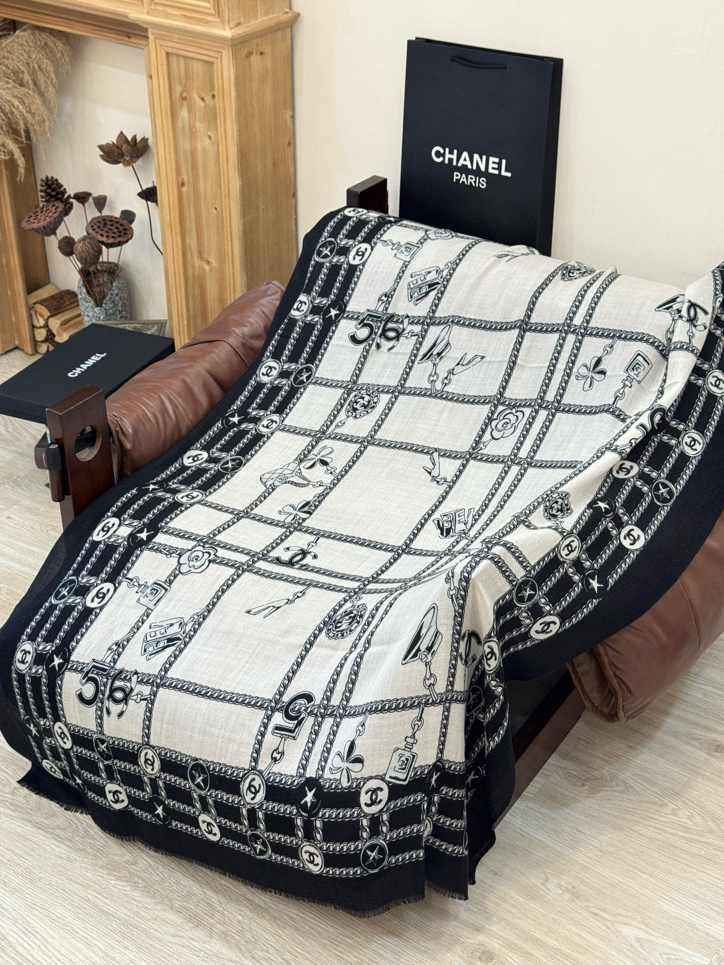 💟CHANEL香奈儿经典元素设计优雅大方，绕在颈间超级完美💋💋简直人间的尤物😍 专柜品质[玫瑰]长巾10