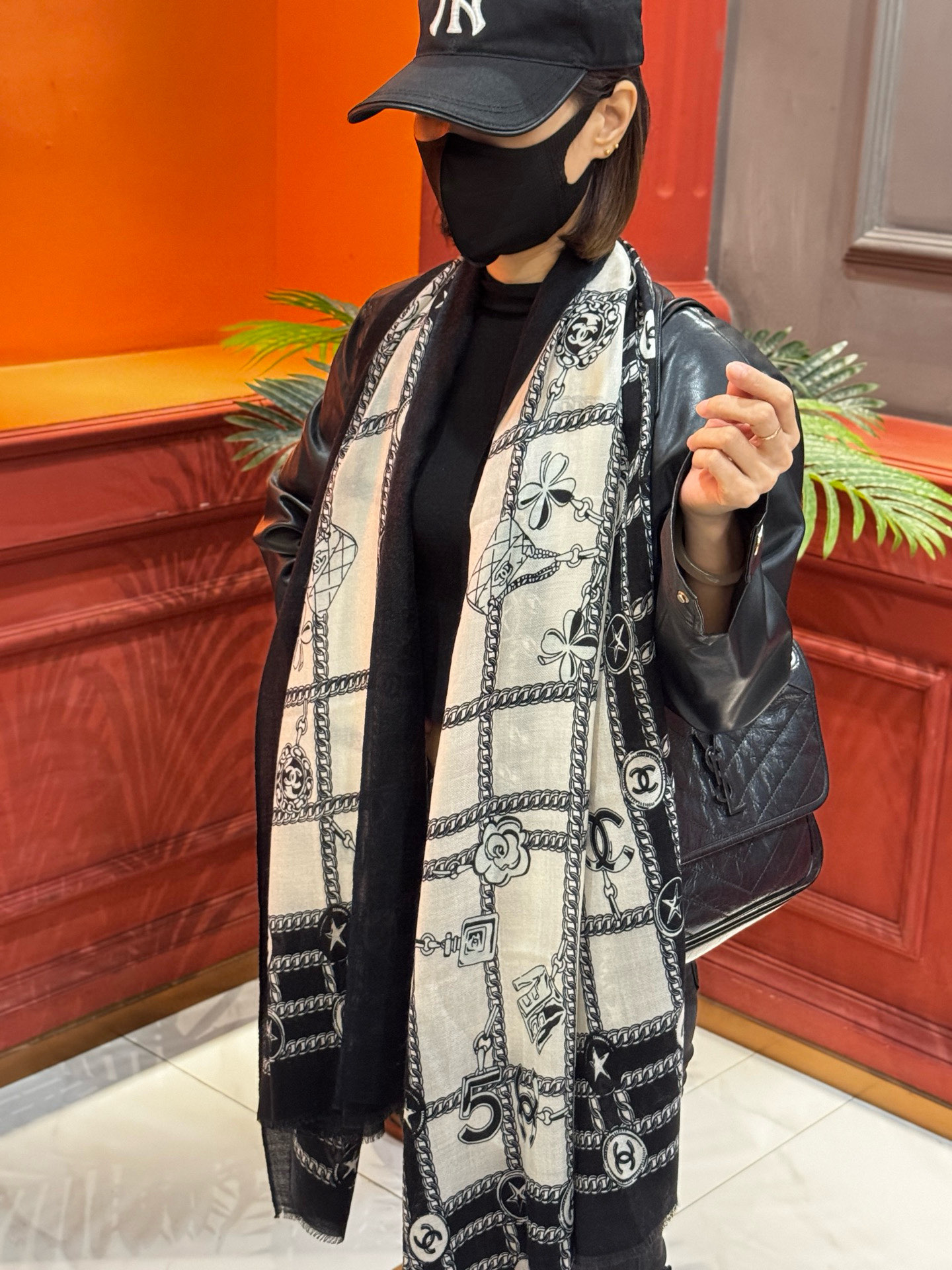 💟CHANEL香奈儿经典元素设计优雅大方，绕在颈间超级完美💋💋简直人间的尤物😍 专柜品质[玫瑰]长巾10