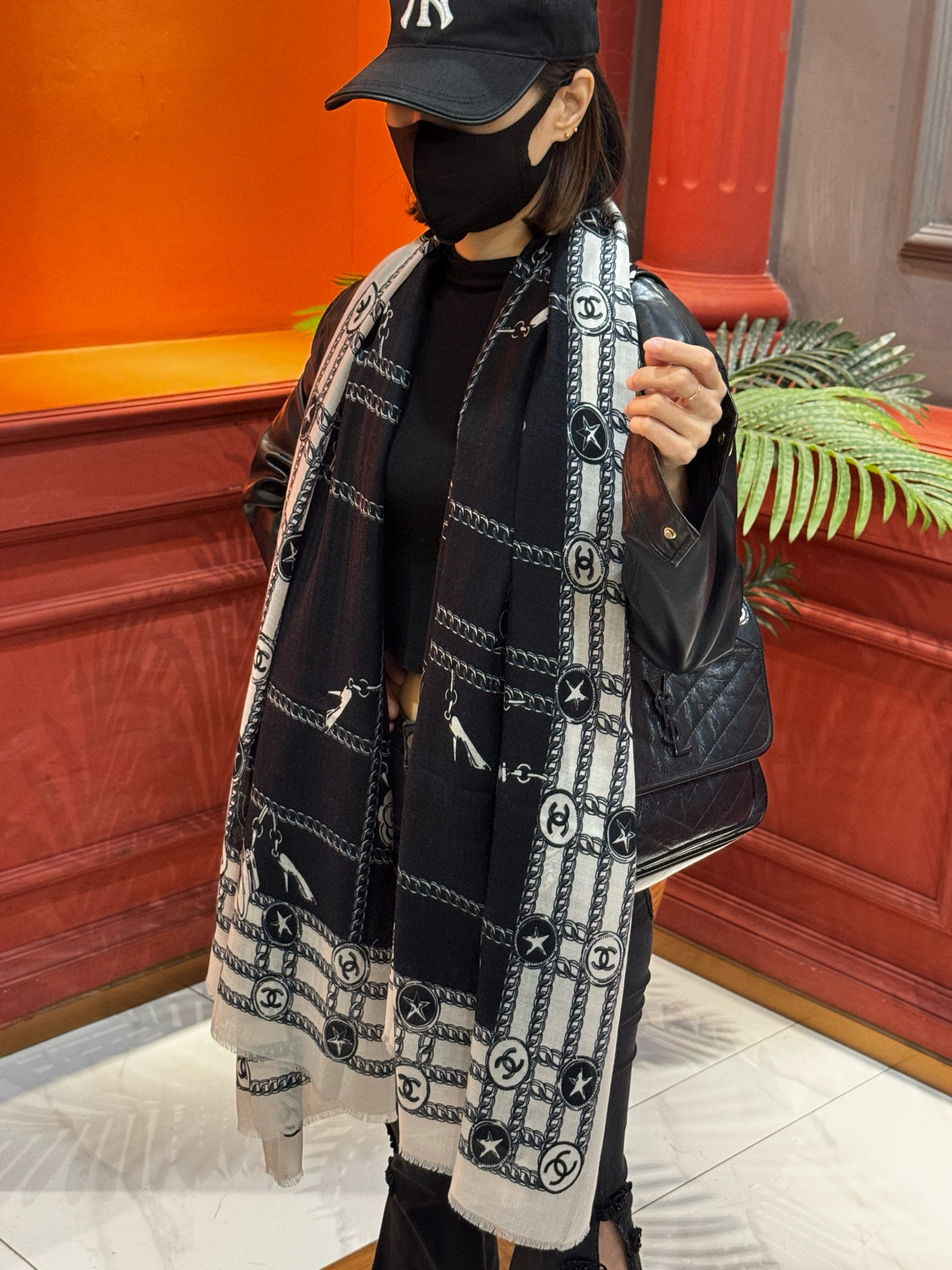 💟CHANEL香奈儿经典元素设计优雅大方，绕在颈间超级完美💋💋简直人间的尤物😍 专柜品质[玫瑰]长巾10