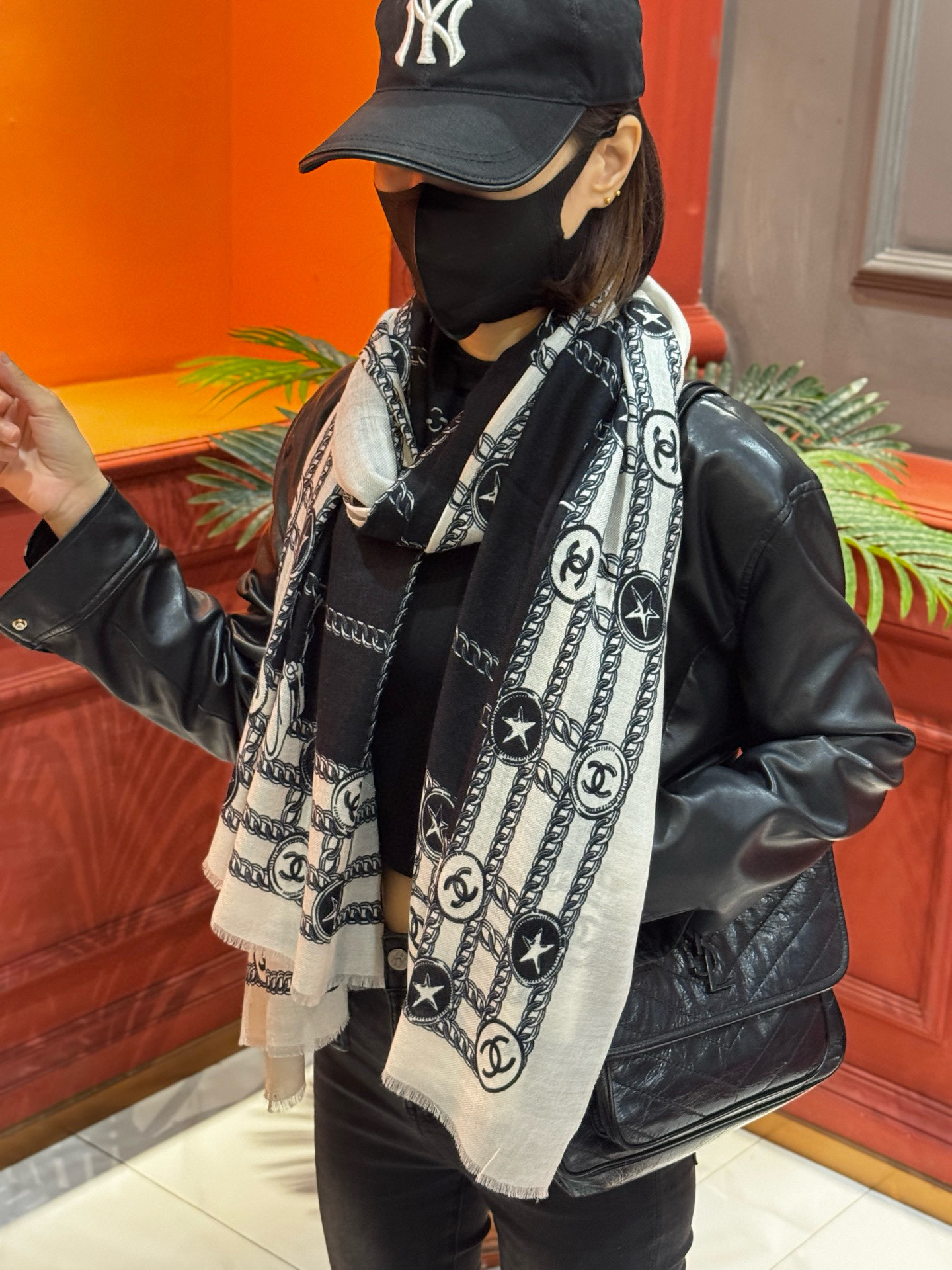 💟CHANEL香奈儿经典元素设计优雅大方，绕在颈间超级完美💋💋简直人间的尤物😍 专柜品质[玫瑰]长巾10