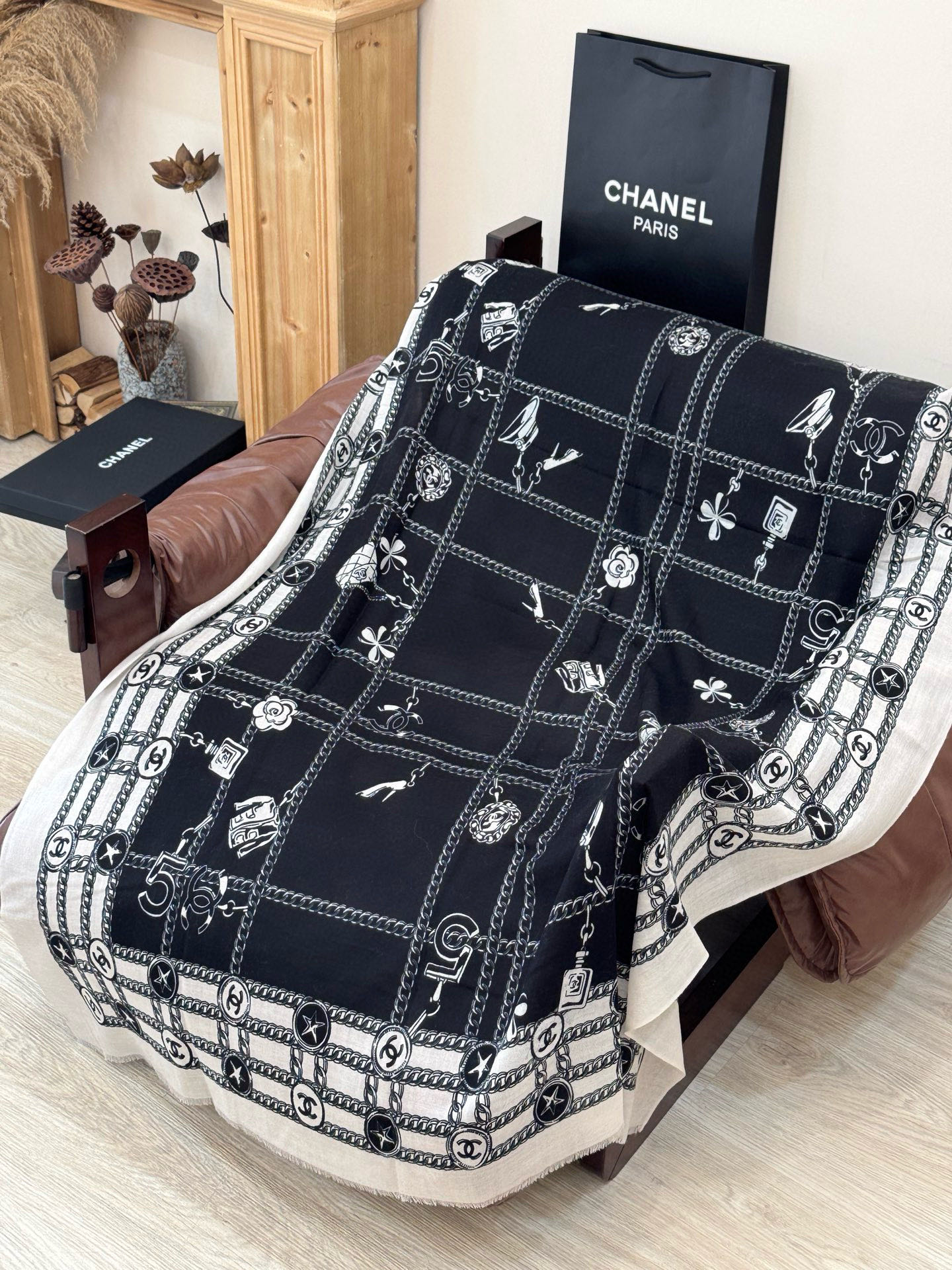 💟CHANEL香奈儿经典元素设计优雅大方，绕在颈间超级完美💋💋简直人间的尤物😍 专柜品质[玫瑰]长巾10