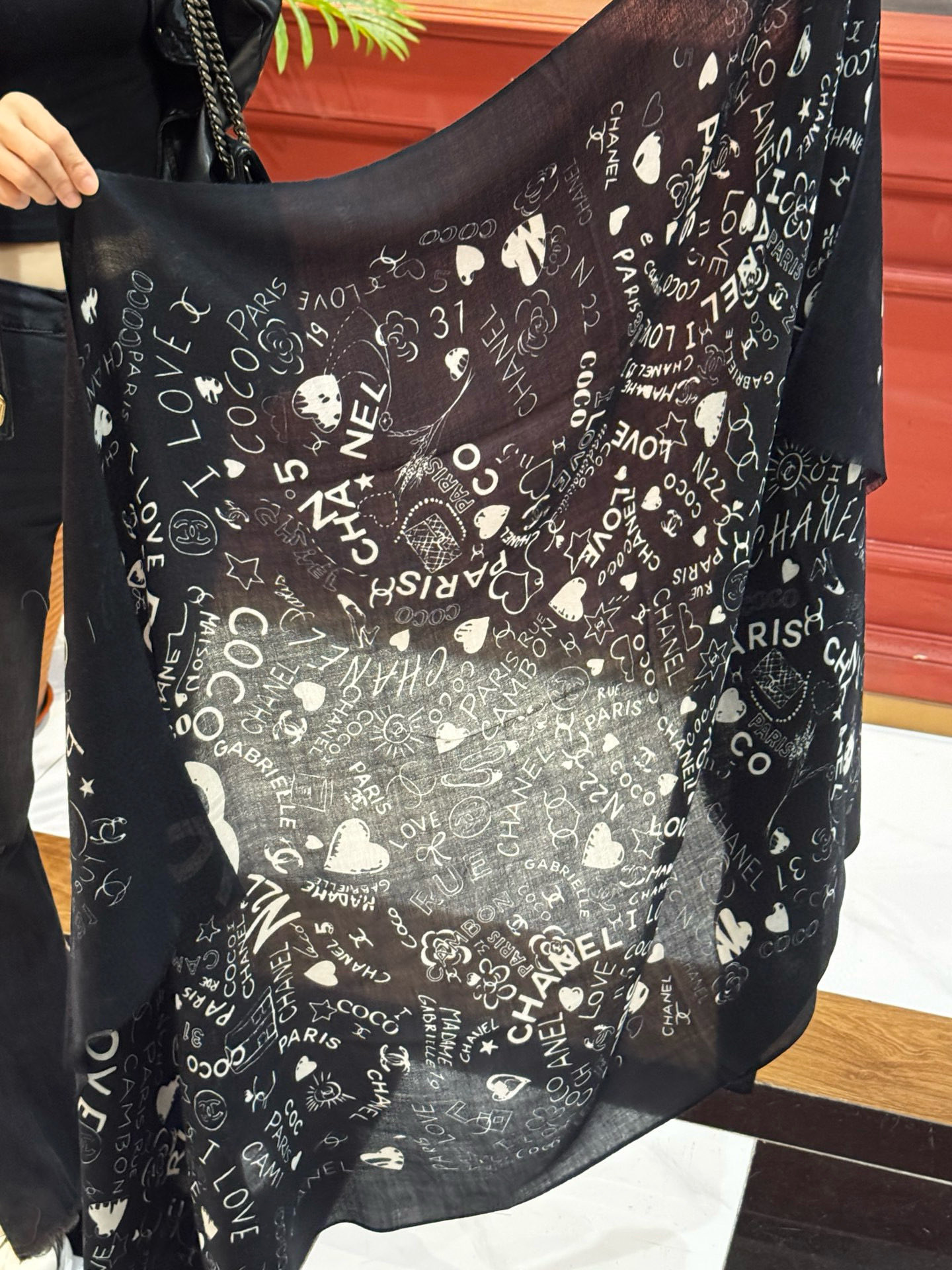 💟2025年秋冬新款 💟CHANEL香奈儿经典元素设计优雅大方，绕在颈间超级完美💋💋简直人间的尤物😍 专