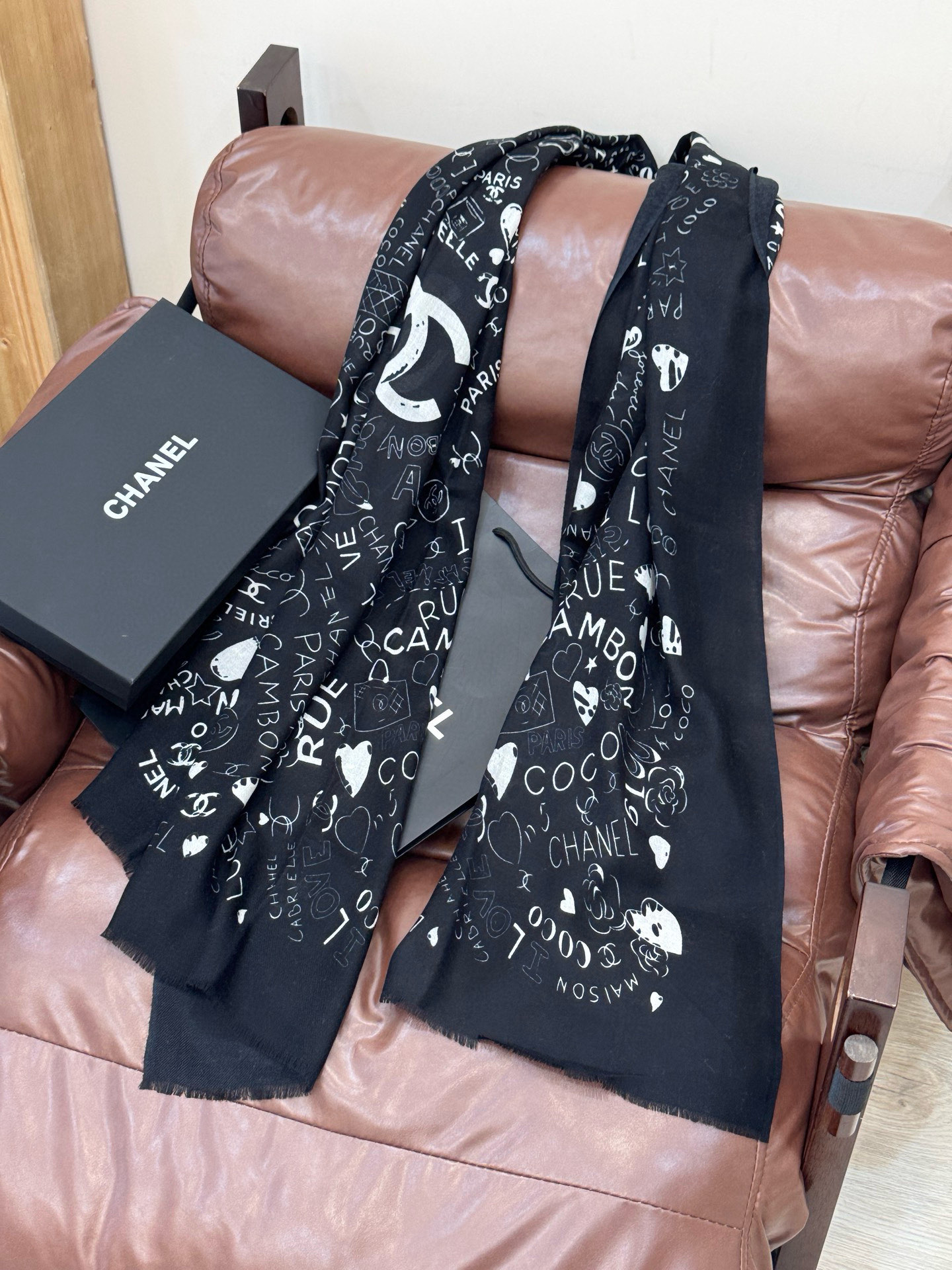 💟2025年秋冬新款 💟CHANEL香奈儿经典元素设计优雅大方，绕在颈间超级完美💋💋简直人间的尤物😍 专