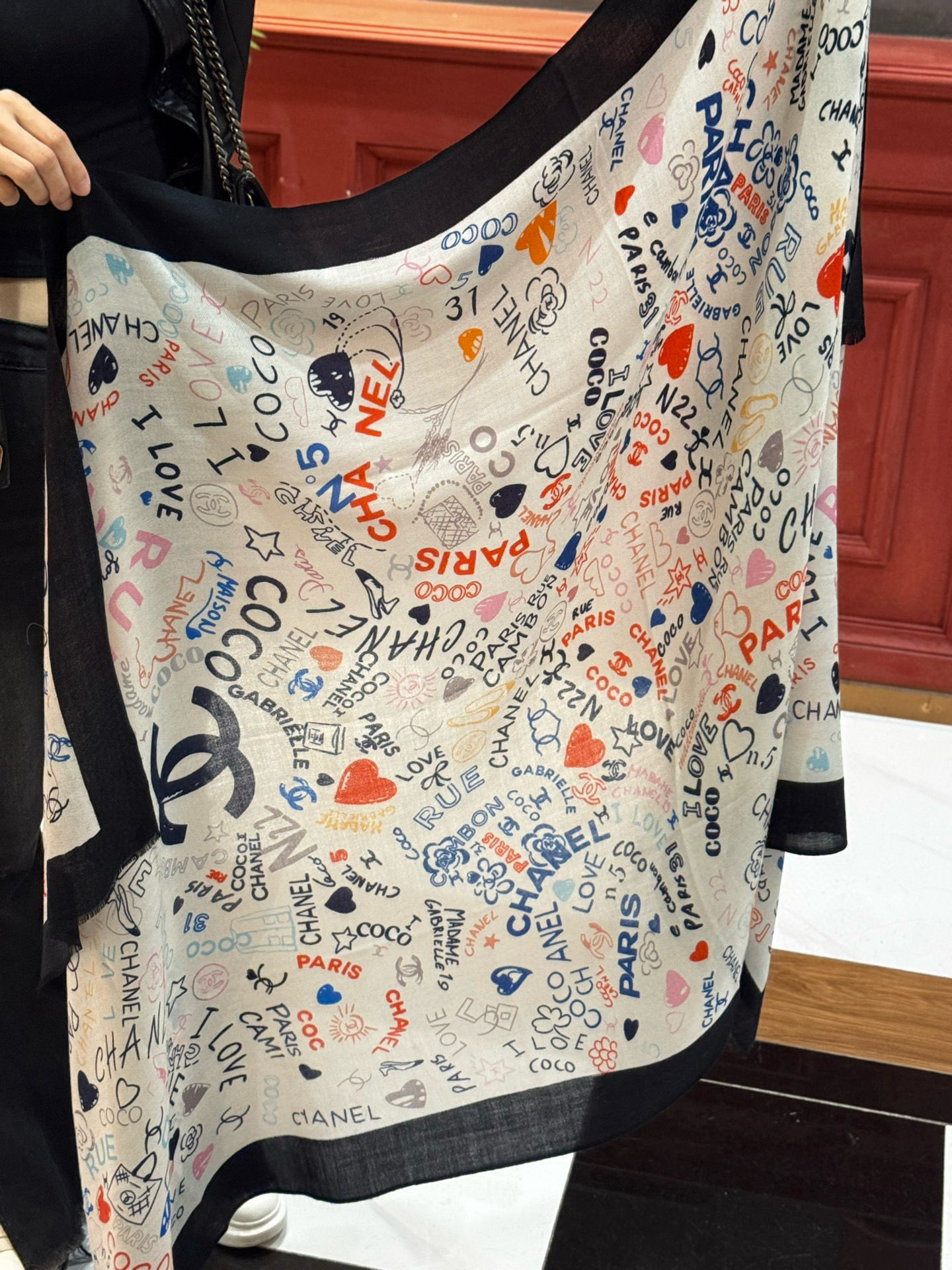 💟2025年秋冬新款 💟CHANEL香奈儿经典元素设计优雅大方，绕在颈间超级完美💋💋简直人间的尤物😍 专