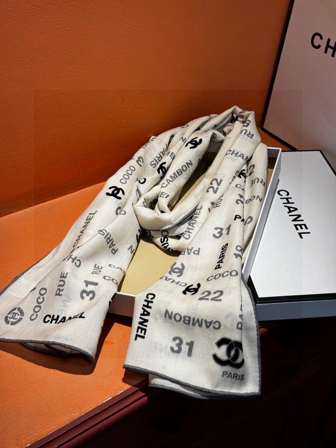 上新❤️【Chanel】 经典茶花优雅Coco风，Chanel最新菱格丝绒大方巾~气质到骨子里，香奶奶新