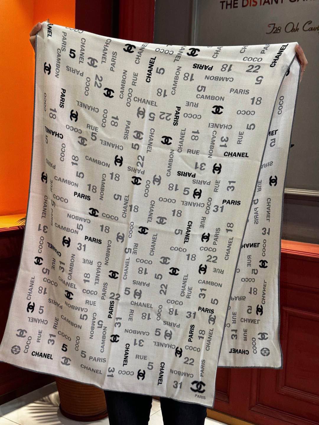 上新❤️【Chanel】 经典茶花优雅Coco风，Chanel最新菱格丝绒大方巾~气质到骨子里，香奶奶新