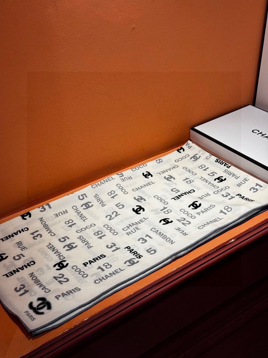 上新❤️【Chanel】 经典茶花优雅Coco风，Chanel最新菱格丝绒大方巾~气质到骨子里，香奶奶新