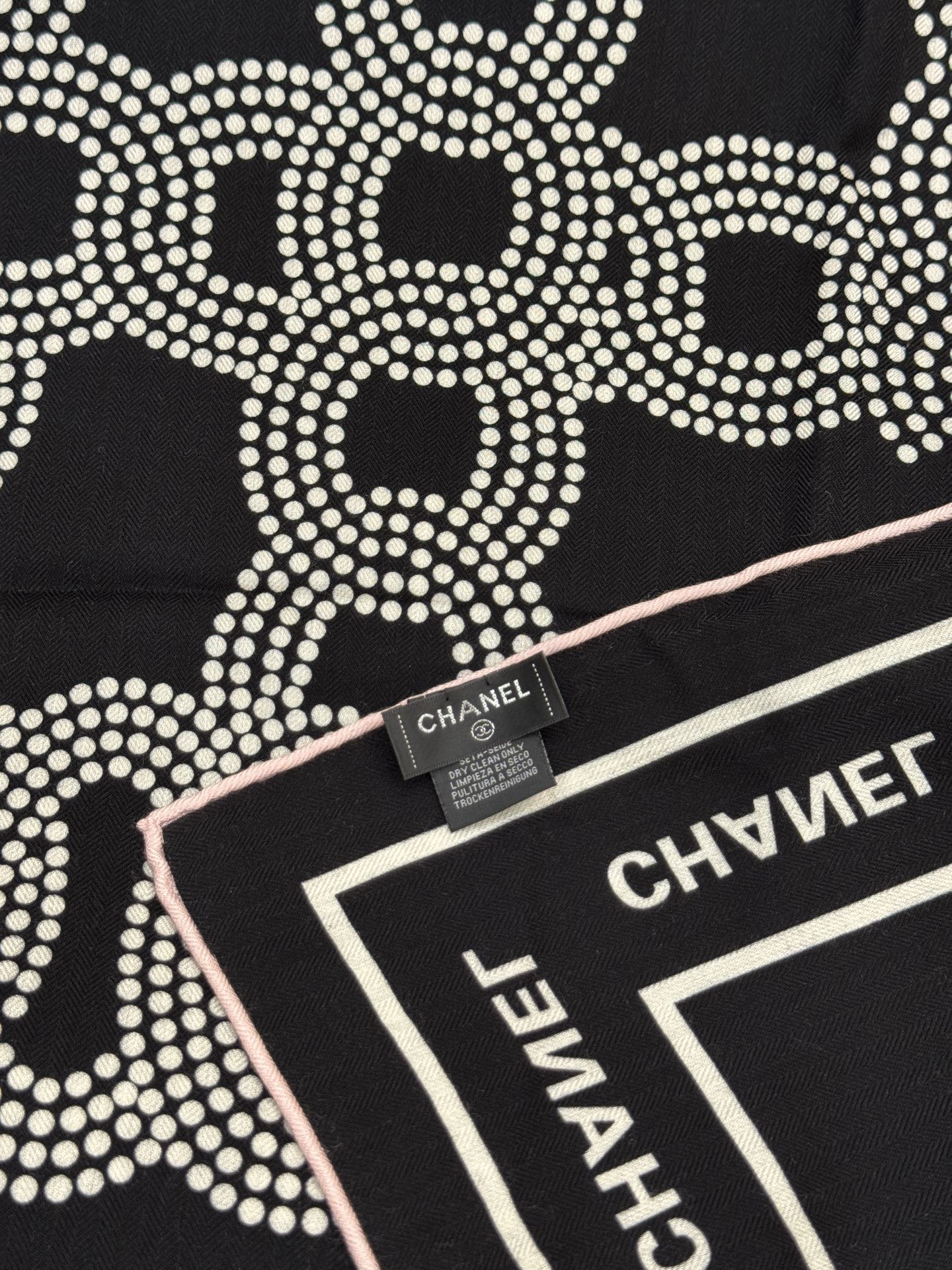 Chanel ~20。【140顶级双面丝绒披肩】香家logo与字母的完美碰撞设计底部还有隐隐约约的双C小