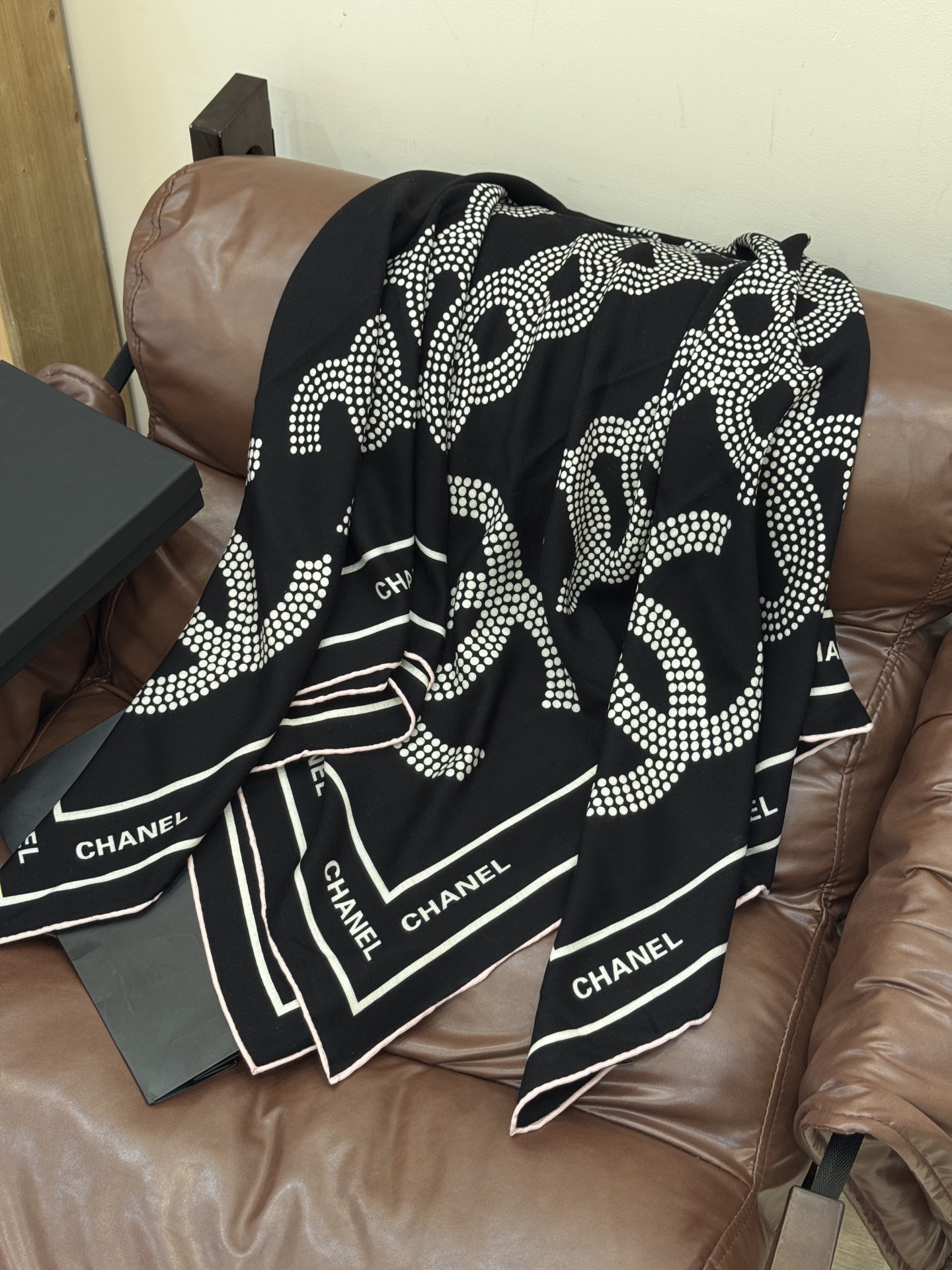 Chanel ~20。【140顶级双面丝绒披肩】香家logo与字母的完美碰撞设计底部还有隐隐约约的双C小