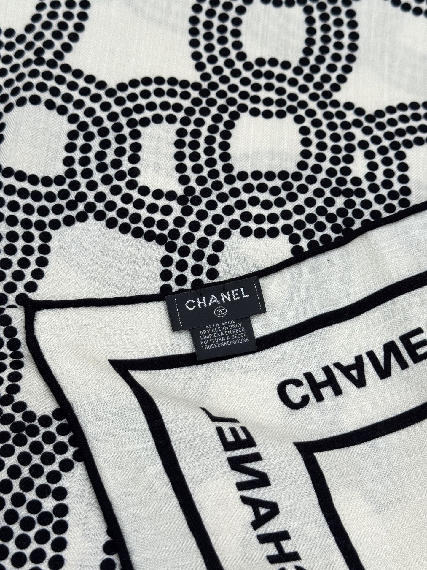 Chanel ~20。【140顶级双面丝绒披肩】香家logo与字母的完美碰撞设计底部还有隐隐约约的双C小
