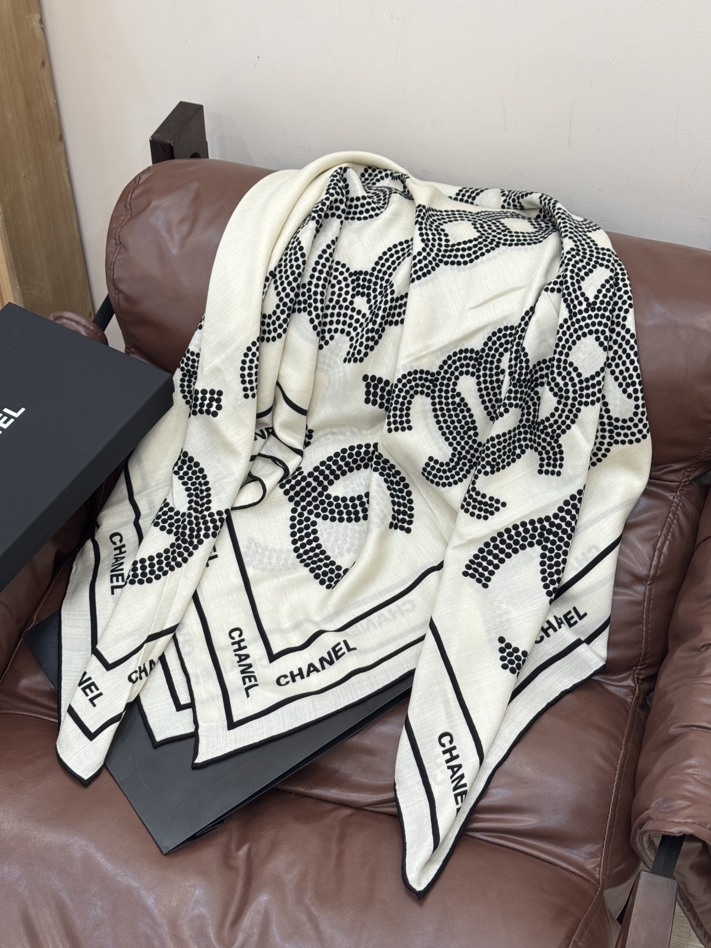 Chanel ~20。【140顶级双面丝绒披肩】香家logo与字母的完美碰撞设计底部还有隐隐约约的双C小