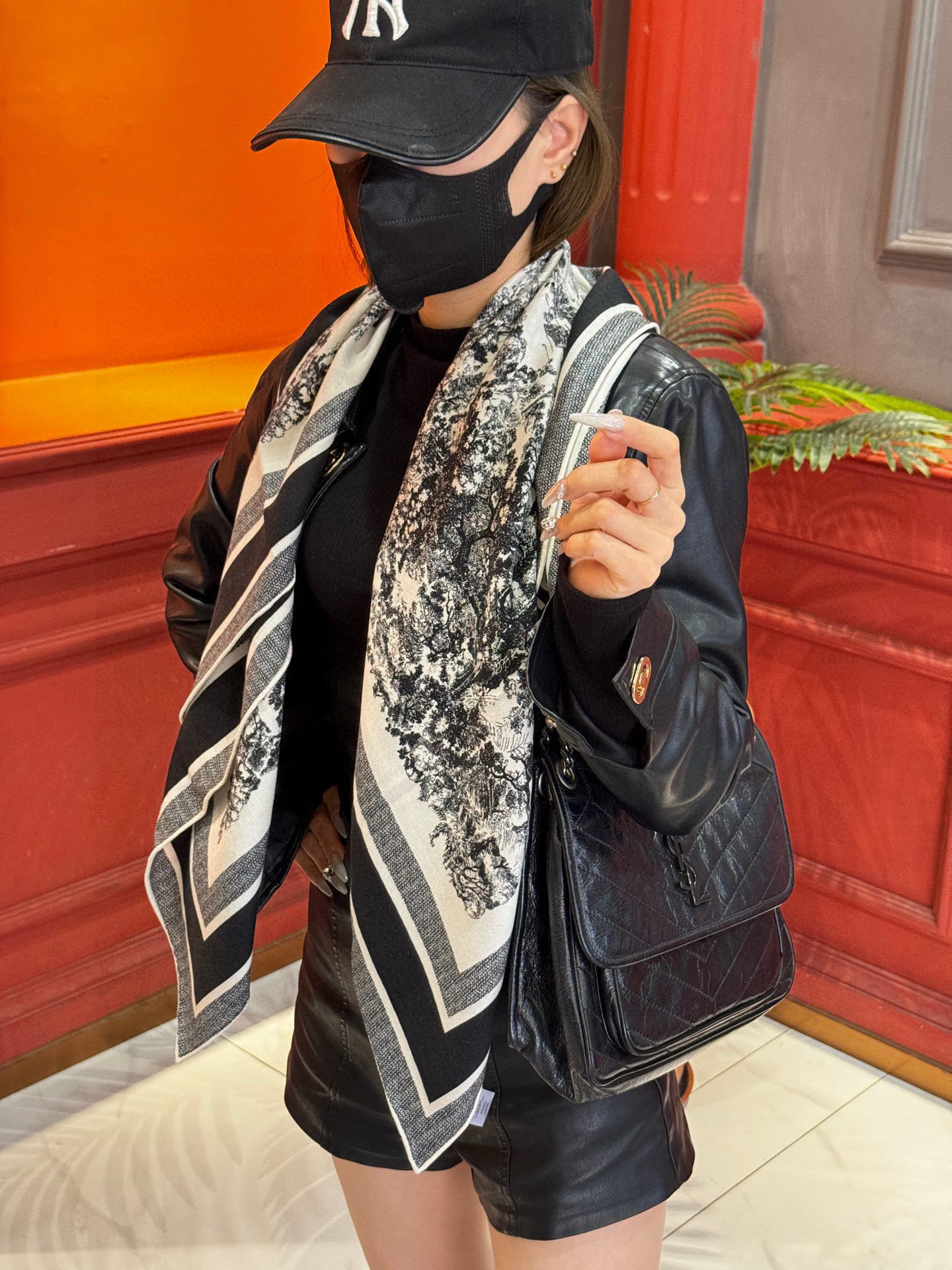 上新❤️ 𝐃𝐈𝐎𝐑 2025早春新款 《茹伊丛手绘方巾》size：110x110 cm 【双面同色丝绒方