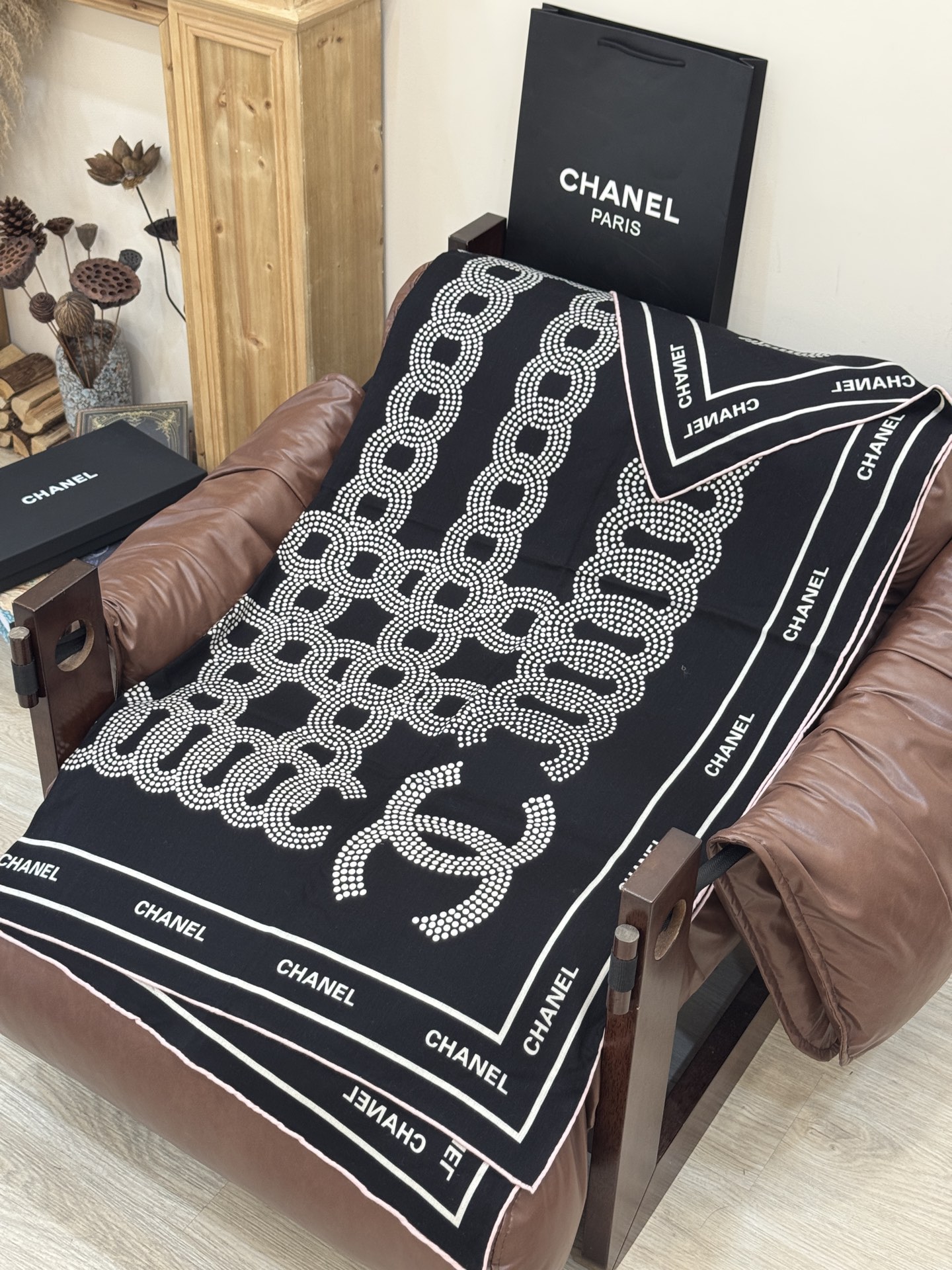 Chanel ~20。【140顶级双面丝绒披肩】香家logo与字母的完美碰撞设计底部还有隐隐约约的双C小