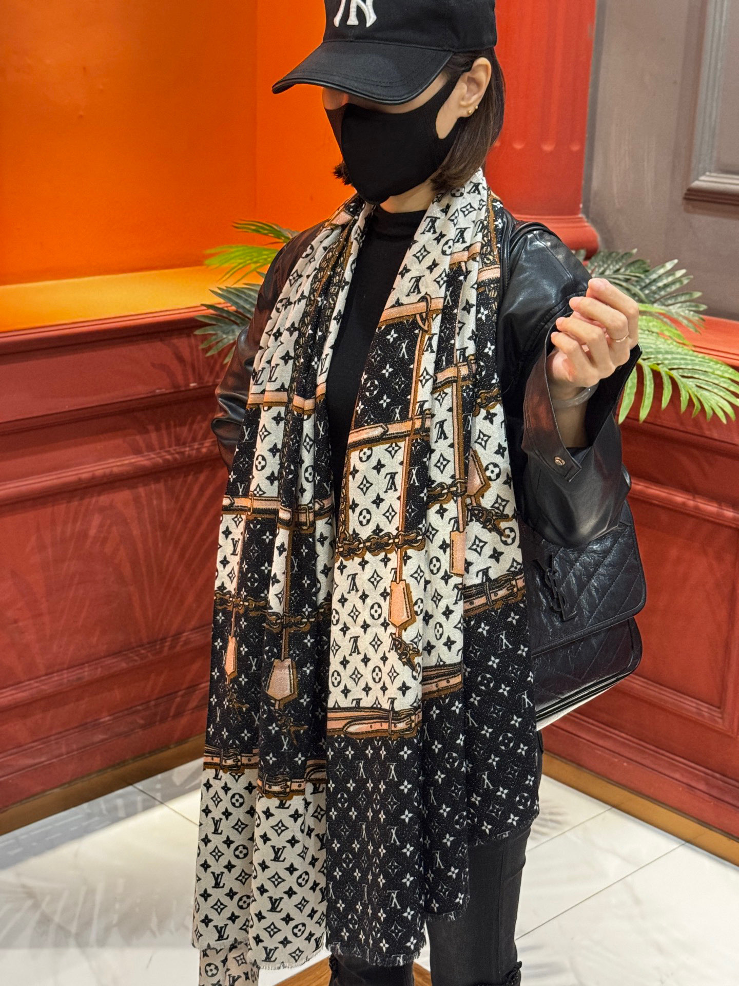 会发光发亮的围巾真心赞‼️驴家【L链条箱包花纹银丝长巾】银丝印花羊绒长巾，2025新款银丝长巾来撷Nou