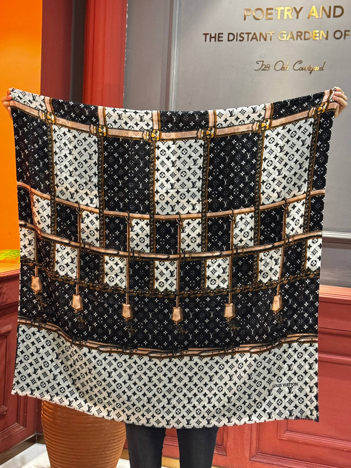 会发光发亮的围巾真心赞‼️驴家【L链条箱包花纹银丝长巾】银丝印花羊绒长巾，2025新款银丝长巾来撷Nou