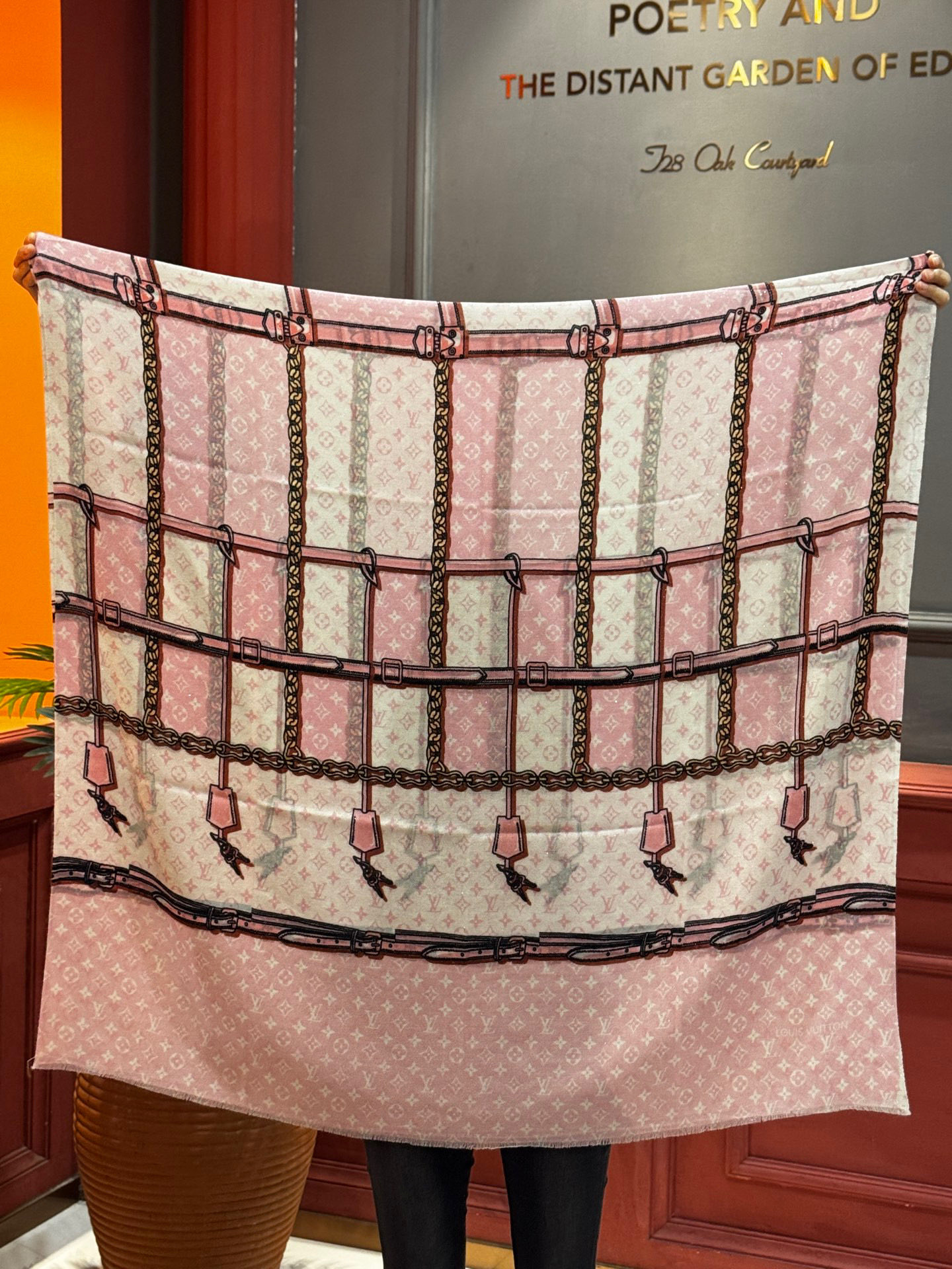 会发光发亮的围巾真心赞‼️驴家【L链条箱包花纹银丝长巾】银丝印花羊绒长巾，2025新款银丝长巾来撷Nou