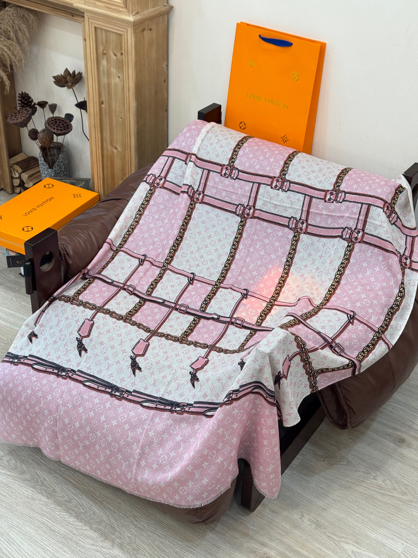 会发光发亮的围巾真心赞‼️驴家【L链条箱包花纹银丝长巾】银丝印花羊绒长巾，2025新款银丝长巾来撷Nou