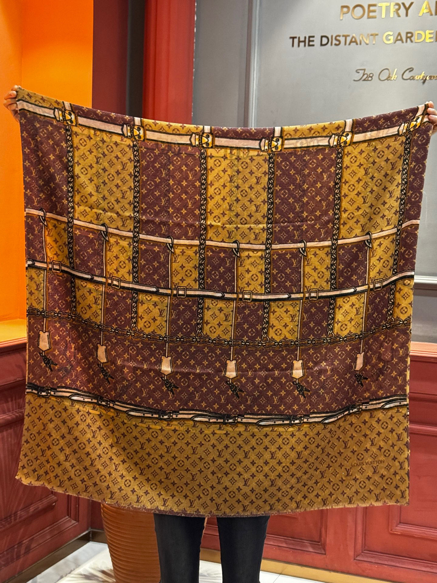 会发光发亮的围巾真心赞‼️驴家【L链条箱包花纹银丝长巾】银丝印花羊绒长巾，2025新款银丝长巾来撷Nou