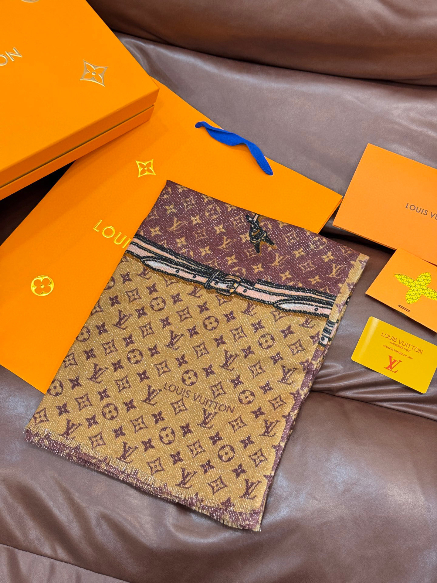 会发光发亮的围巾真心赞‼️驴家【L链条箱包花纹银丝长巾】银丝印花羊绒长巾，2025新款银丝长巾来撷Nou