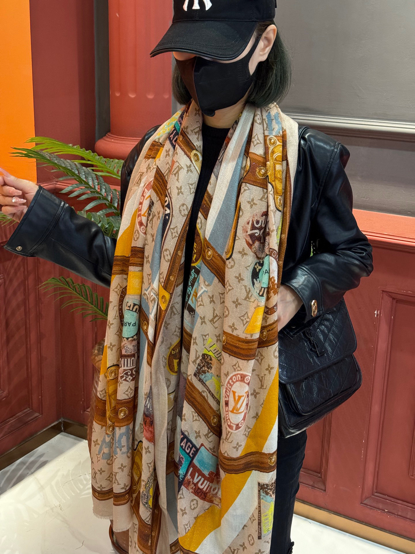 会发光发亮的围巾真心赞‼️驴家【L链条箱包花纹银丝长巾】银丝印花羊绒长巾，2025新款银丝长巾来撷Nou