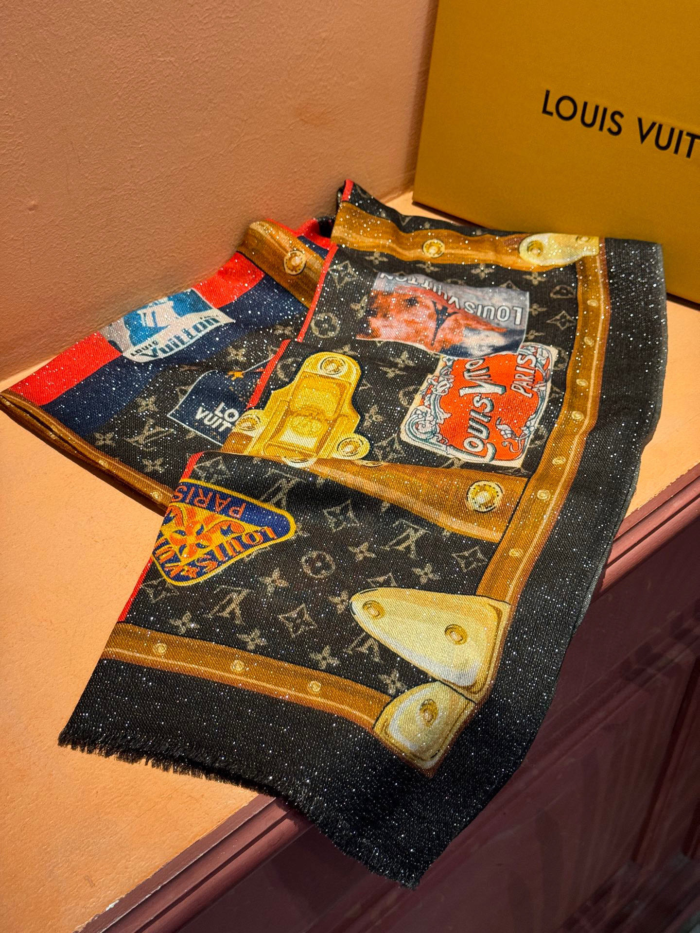 会发光发亮的围巾真心赞‼️驴家【L链条箱包花纹银丝长巾】银丝印花羊绒长巾，2025新款银丝长巾来撷Nou