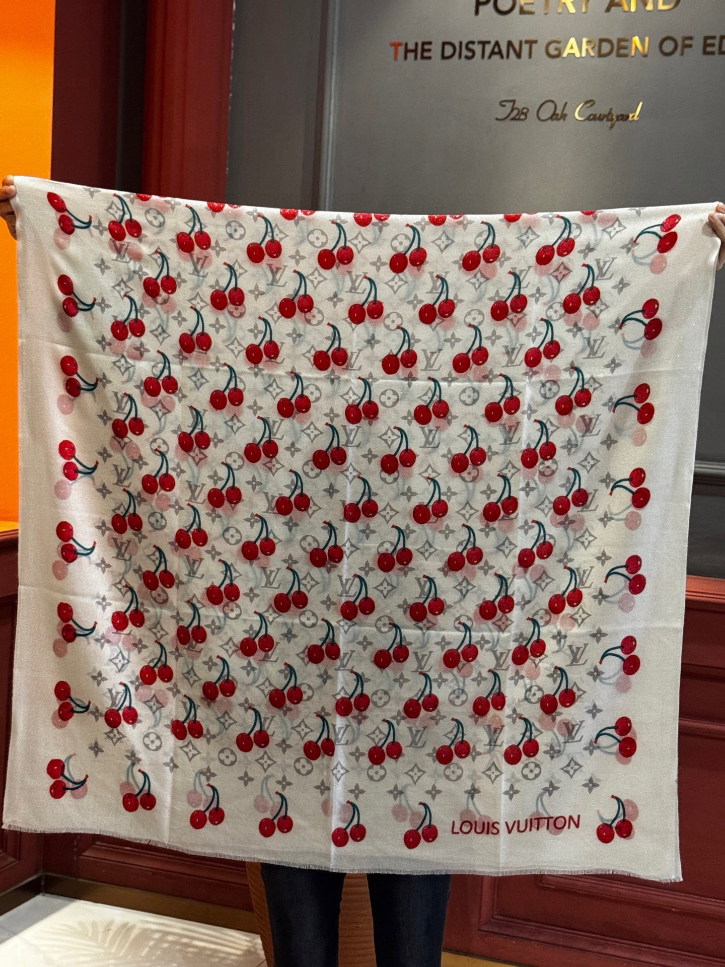 上新 会发光发亮的围巾💕 。新款樱桃LV羊绒方巾 LV x TM Monogram Cerise 出自路