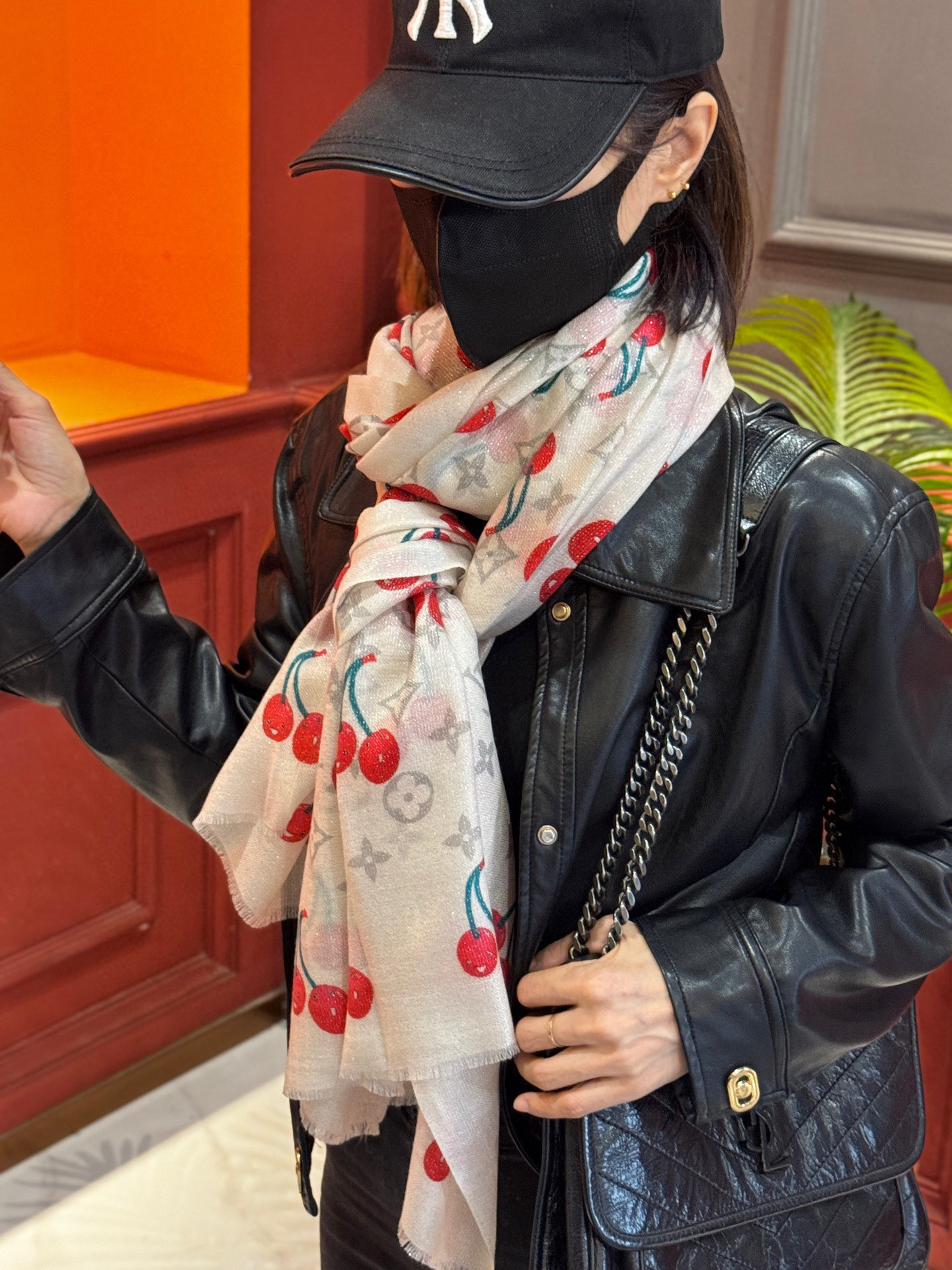 上新 会发光发亮的围巾💕 。新款樱桃LV羊绒方巾 LV x TM Monogram Cerise 出自路