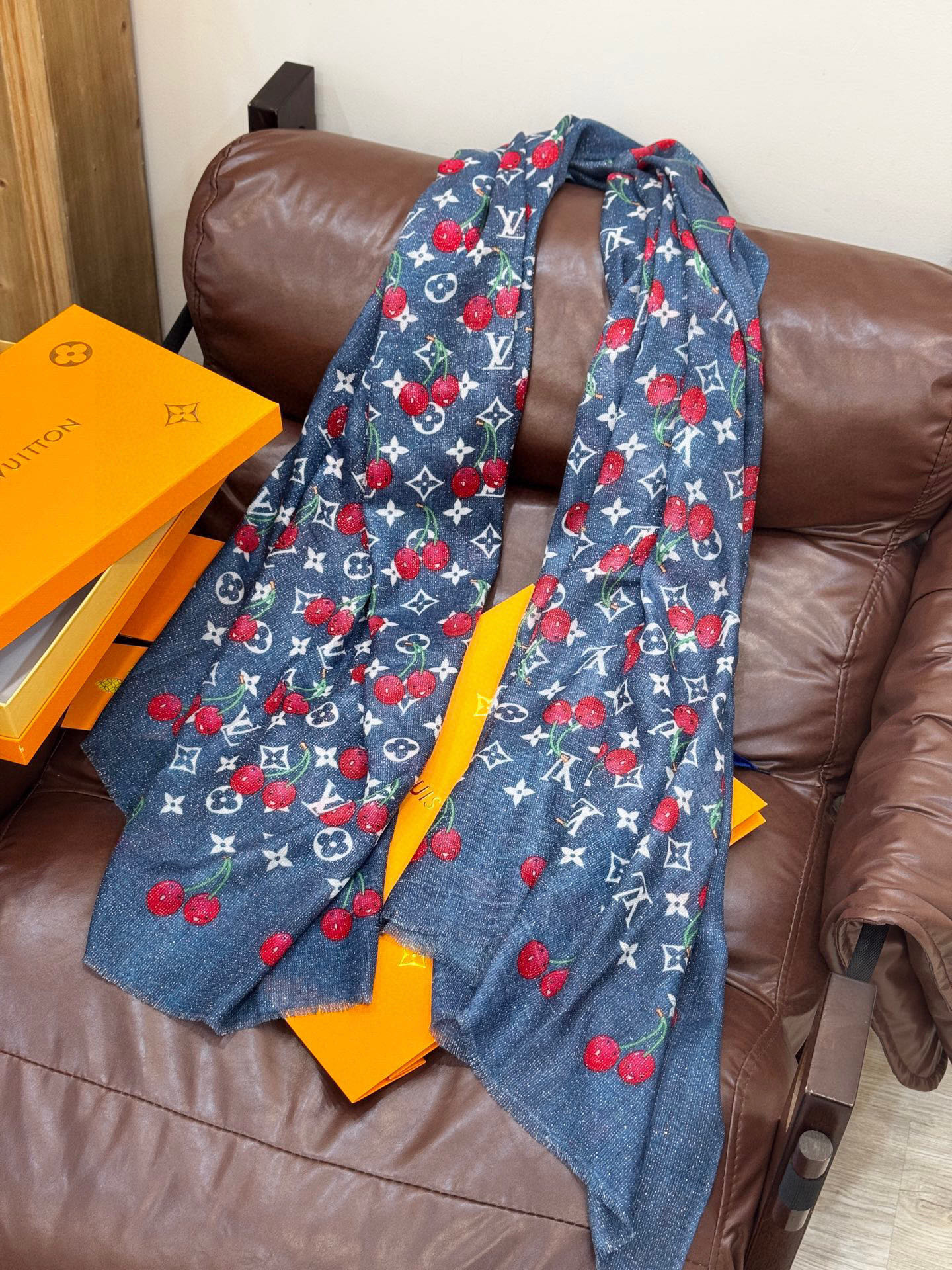 上新 会发光发亮的围巾💕 。新款樱桃LV羊绒方巾 LV x TM Monogram Cerise 出自路