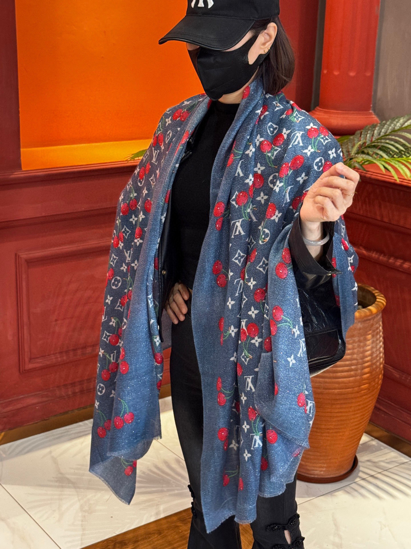 上新 会发光发亮的围巾💕 。新款樱桃LV羊绒方巾 LV x TM Monogram Cerise 出自路