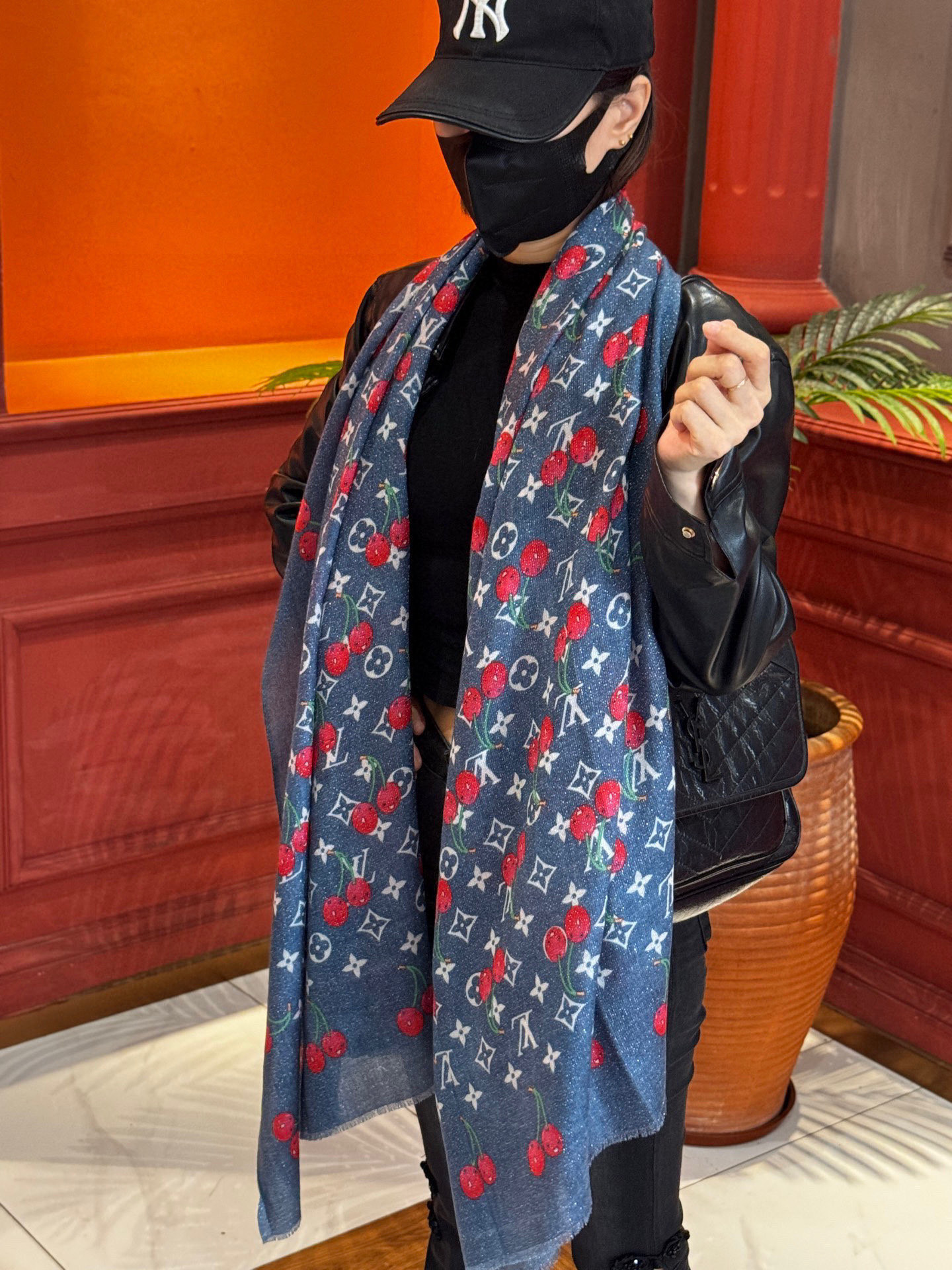 上新 会发光发亮的围巾💕 。新款樱桃LV羊绒方巾 LV x TM Monogram Cerise 出自路