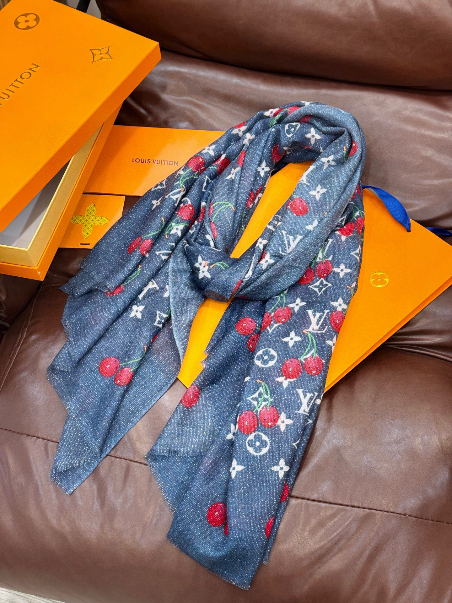 上新 会发光发亮的围巾💕 。新款樱桃LV羊绒方巾 LV x TM Monogram Cerise 出自路