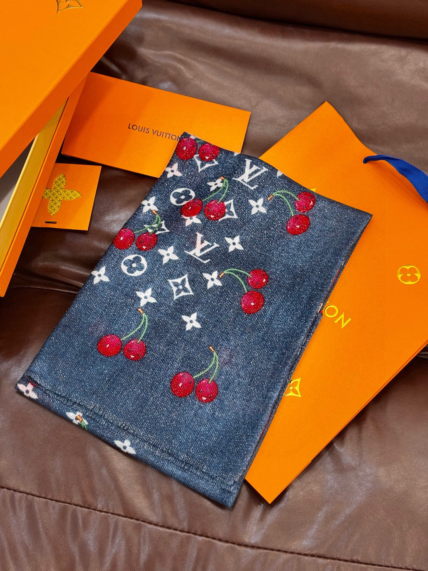 上新 会发光发亮的围巾💕 。新款樱桃LV羊绒方巾 LV x TM Monogram Cerise 出自路