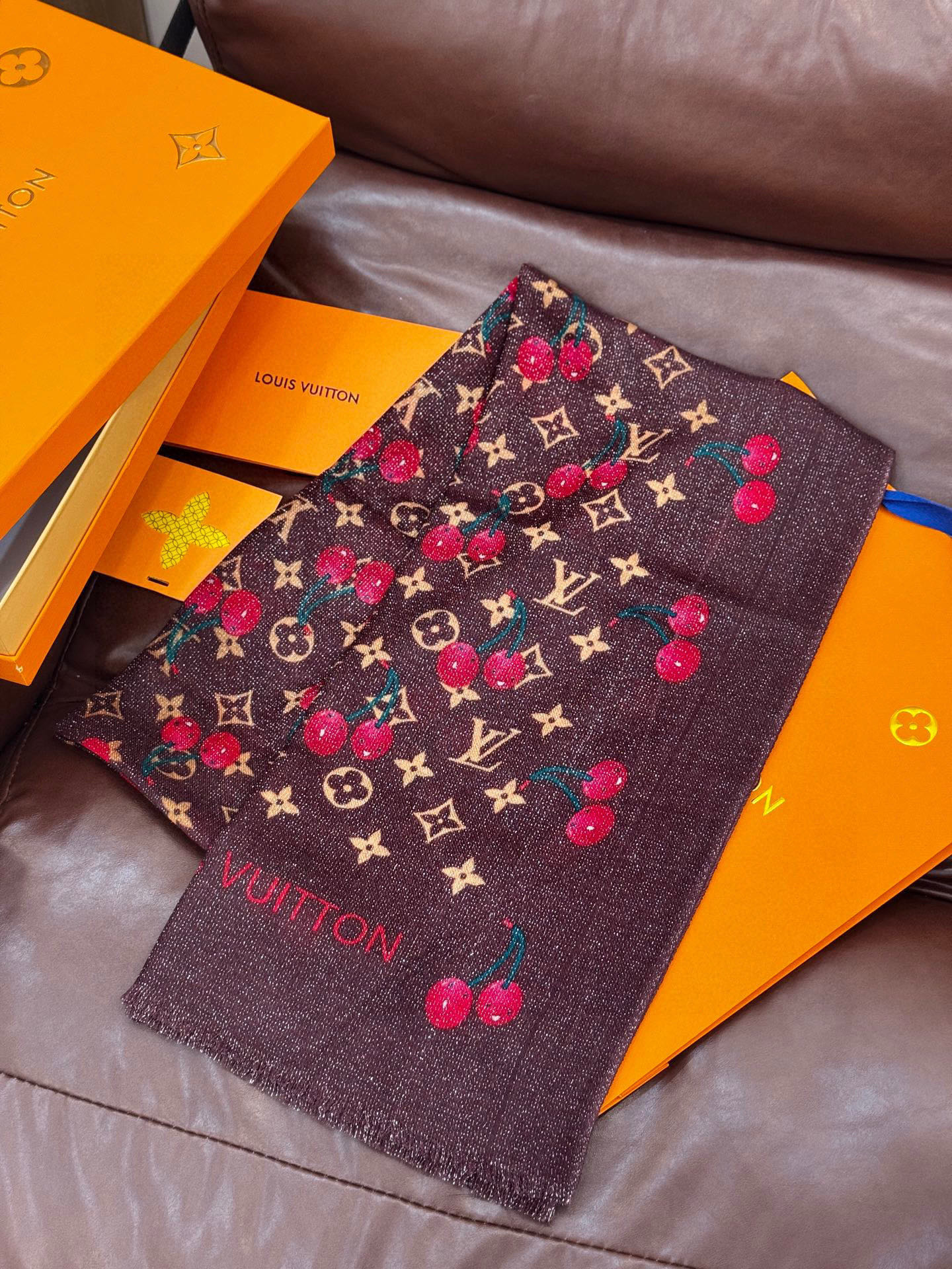 上新 会发光发亮的围巾💕 。新款樱桃LV羊绒方巾 LV x TM Monogram Cerise 出自路