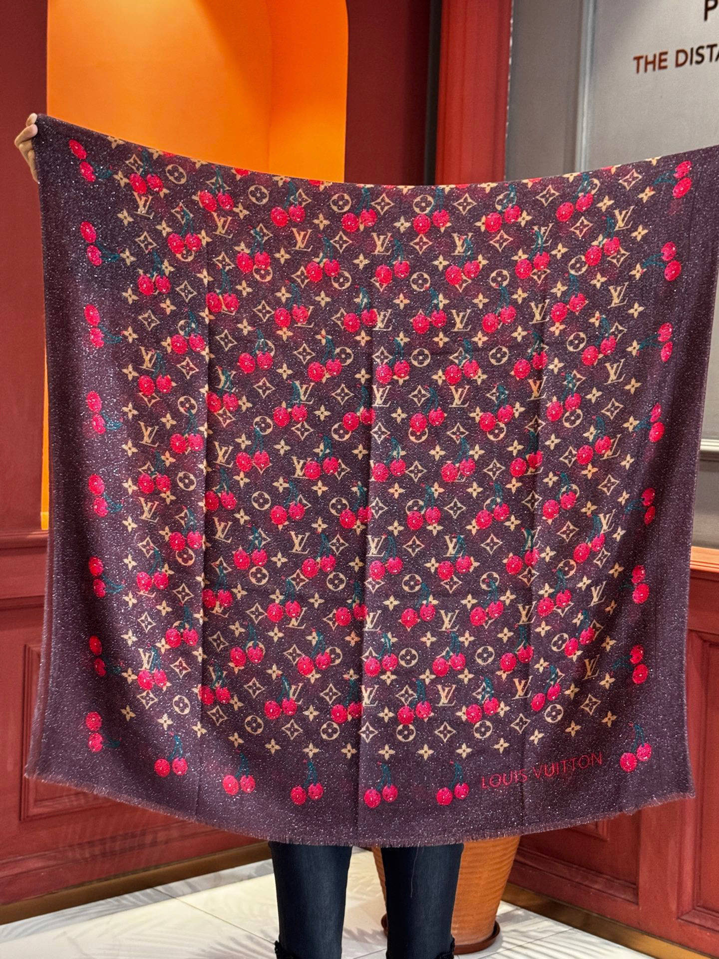 上新 会发光发亮的围巾💕 。新款樱桃LV羊绒方巾 LV x TM Monogram Cerise 出自路