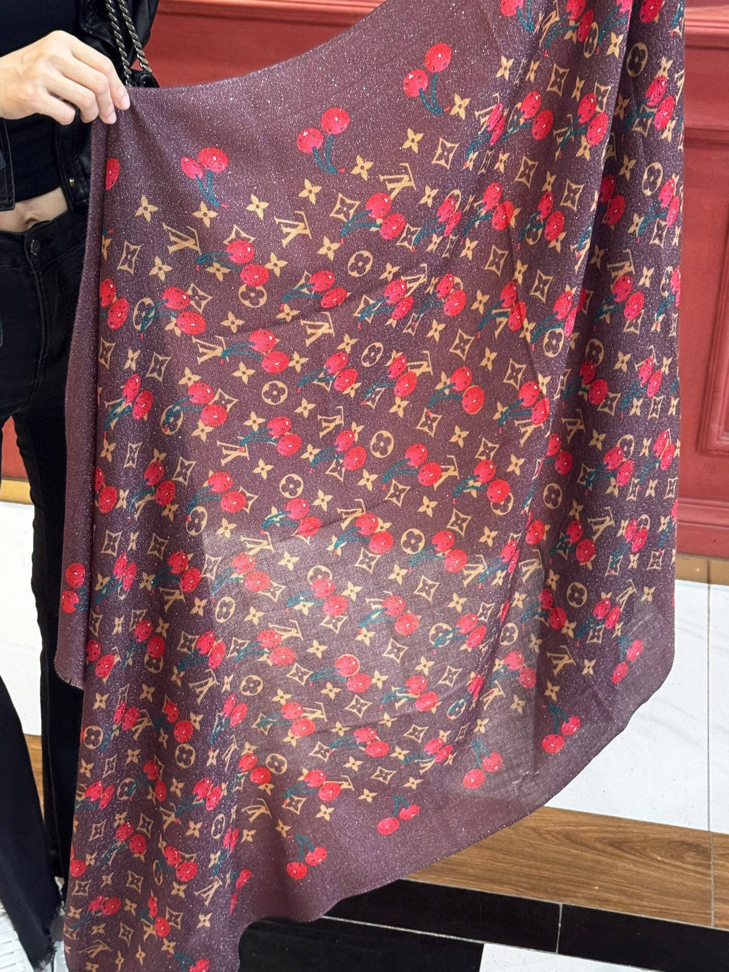 上新 会发光发亮的围巾💕 。新款樱桃LV羊绒方巾 LV x TM Monogram Cerise 出自路