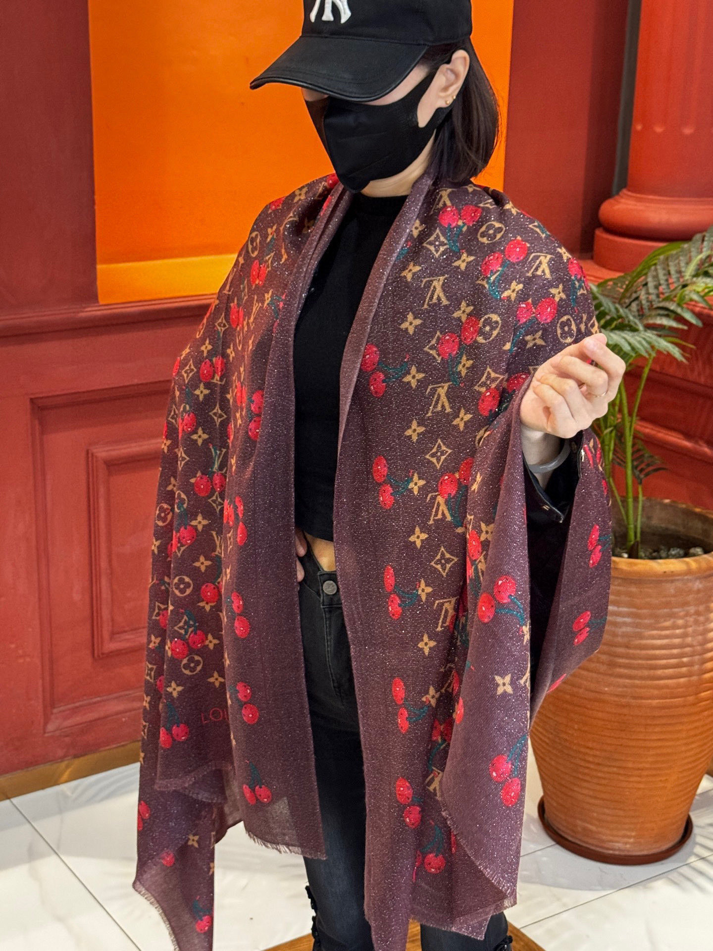 上新 会发光发亮的围巾💕 。新款樱桃LV羊绒方巾 LV x TM Monogram Cerise 出自路