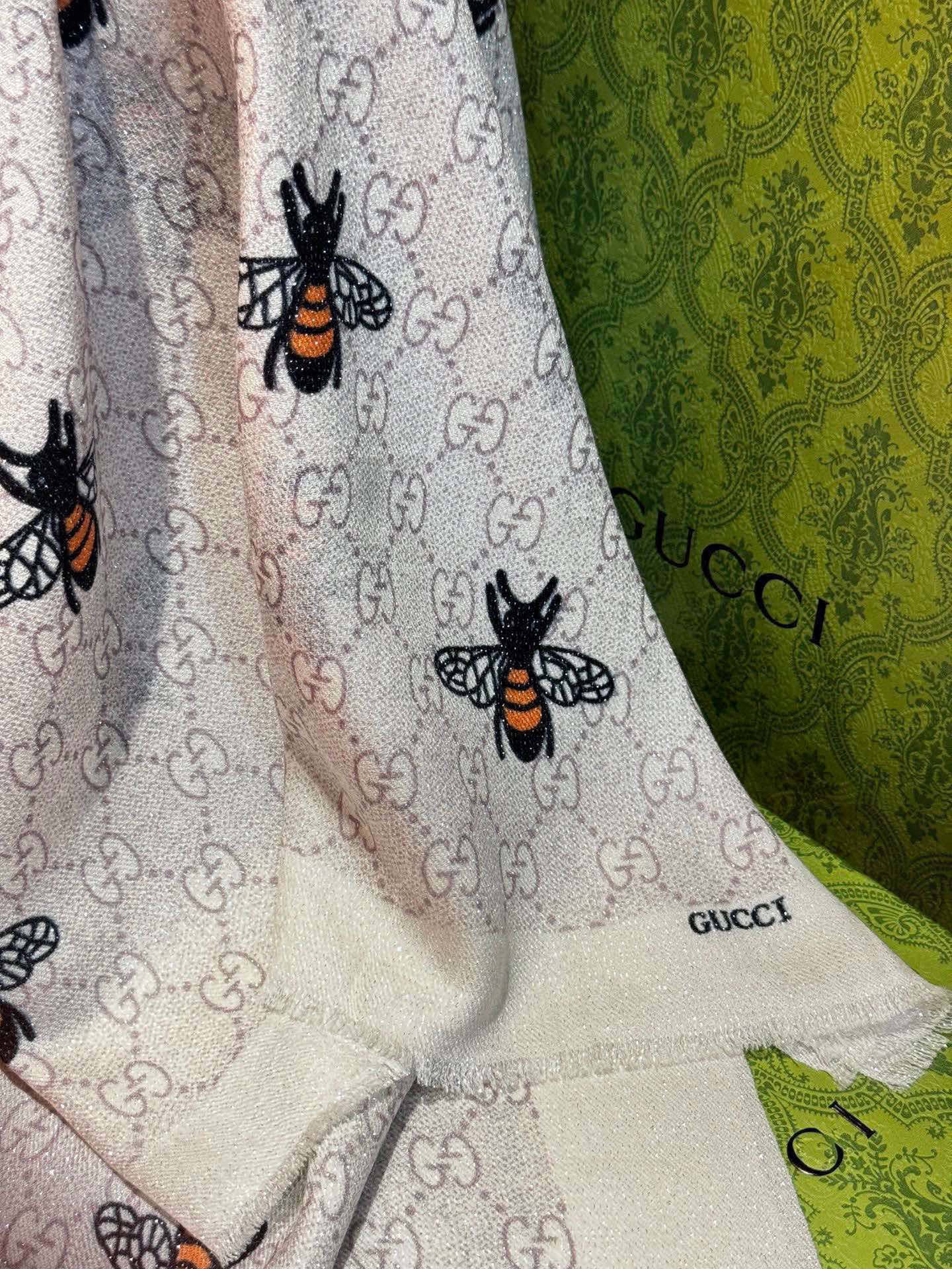 【会发光发亮的围巾】自带高级气场。气质时髦！！！】蜜蜂一直是Gucci钟爱的元素，上身很显年轻气质感！！