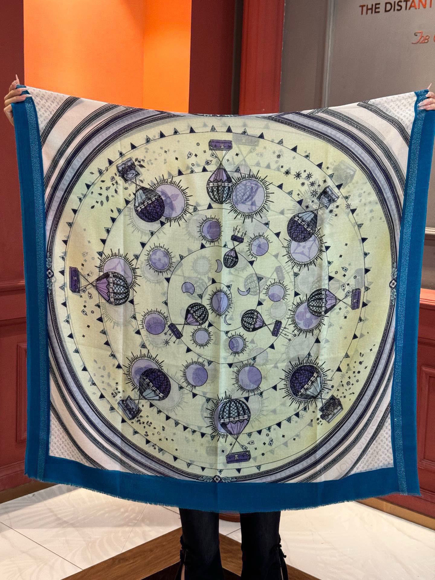 会发光发亮的围巾【热气球】 and Away 系列，致意路易威登的旅行传承。描绘 Monogram 热气