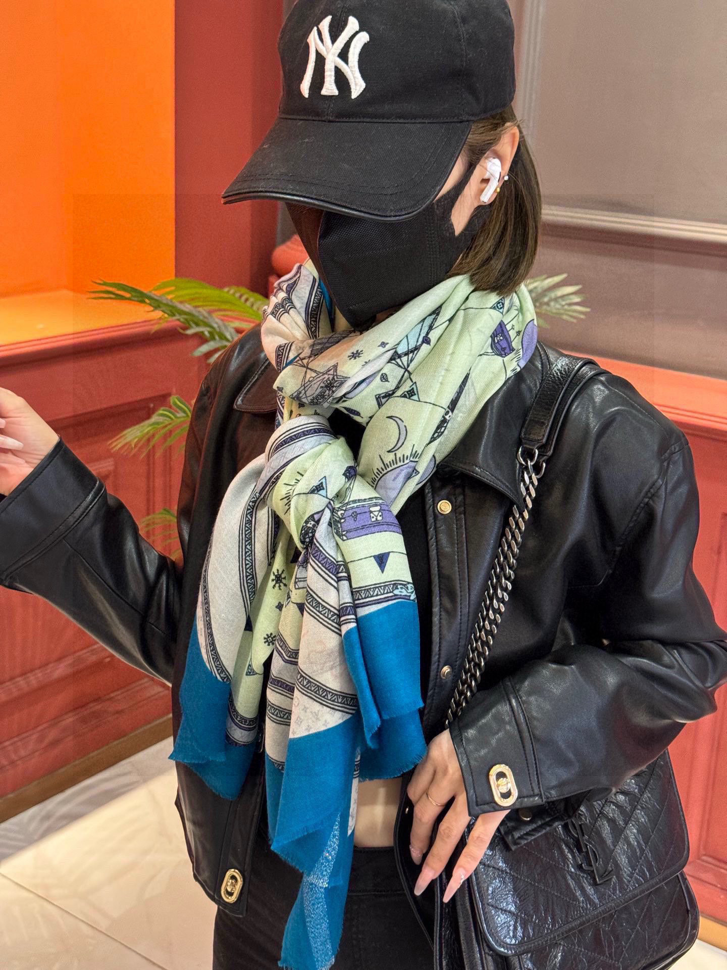 会发光发亮的围巾【热气球】 and Away 系列，致意路易威登的旅行传承。描绘 Monogram 热气