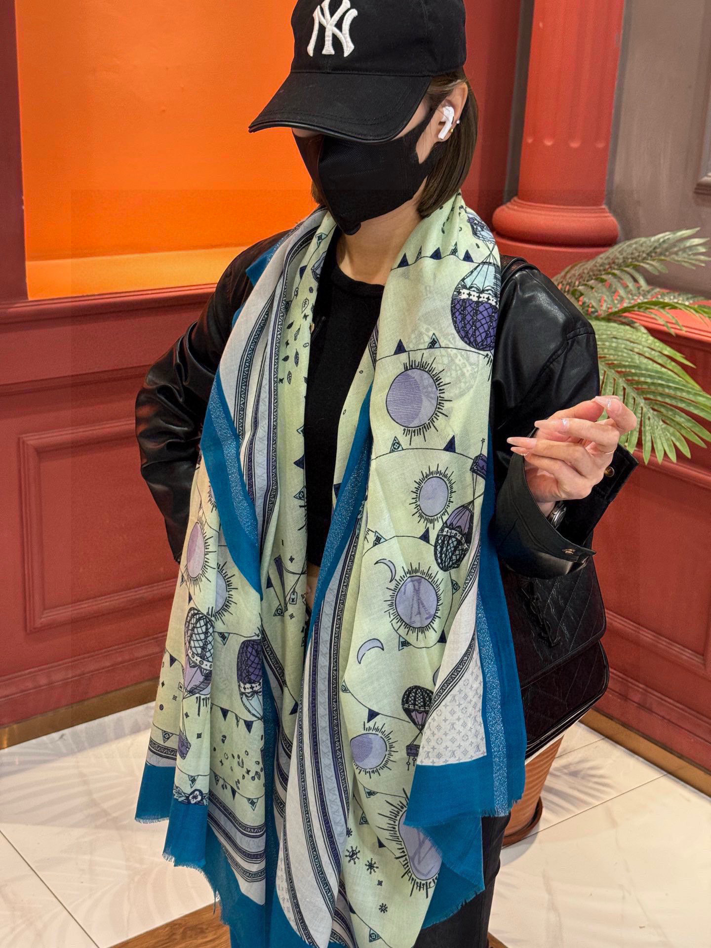 会发光发亮的围巾【热气球】 and Away 系列，致意路易威登的旅行传承。描绘 Monogram 热气