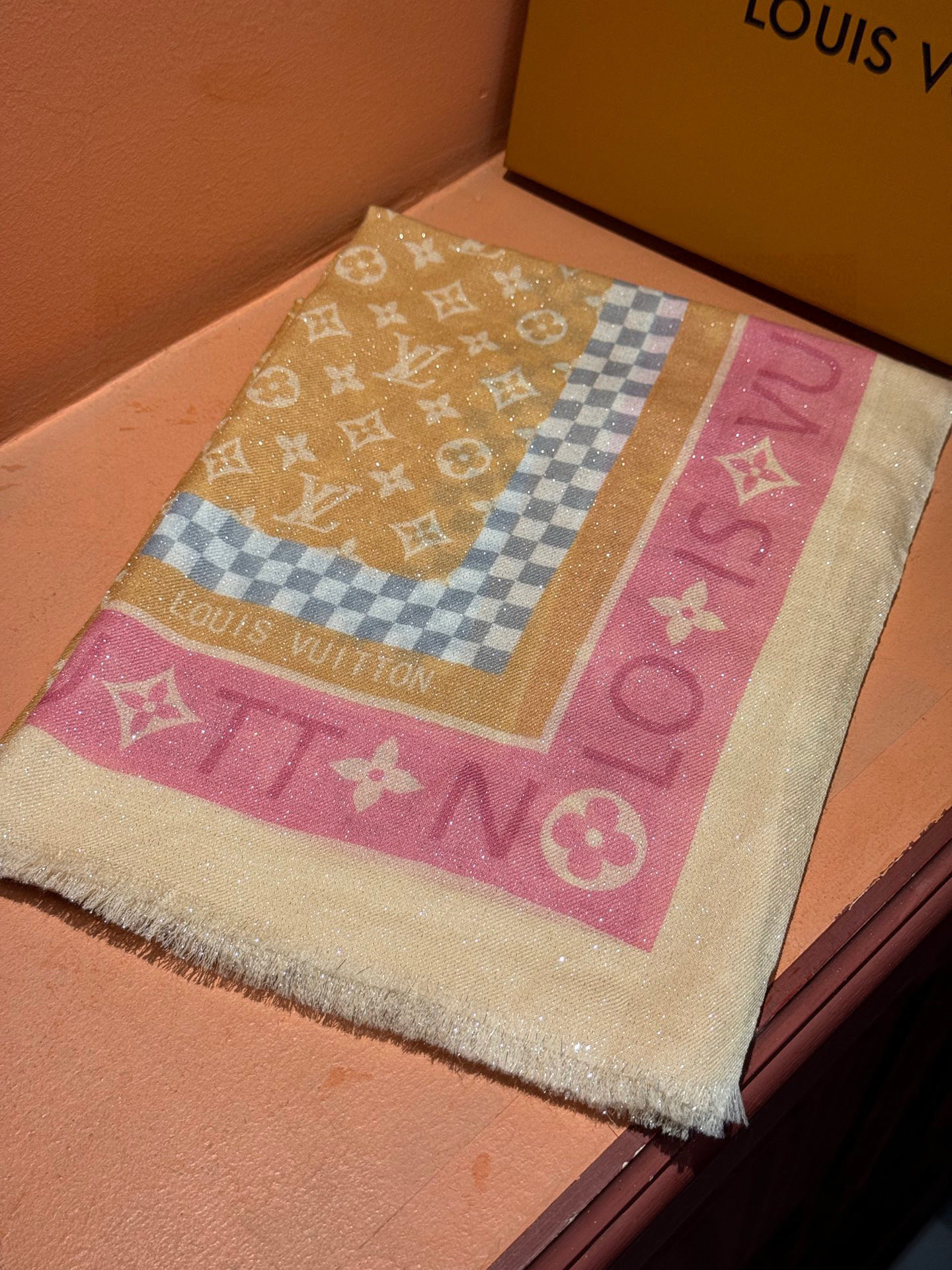 会发光发亮的围巾银丝羊绒长巾✨专柜同步‼️真心赞‼️驴家【L字母与花纹长巾】路易威登经典 Monogra
