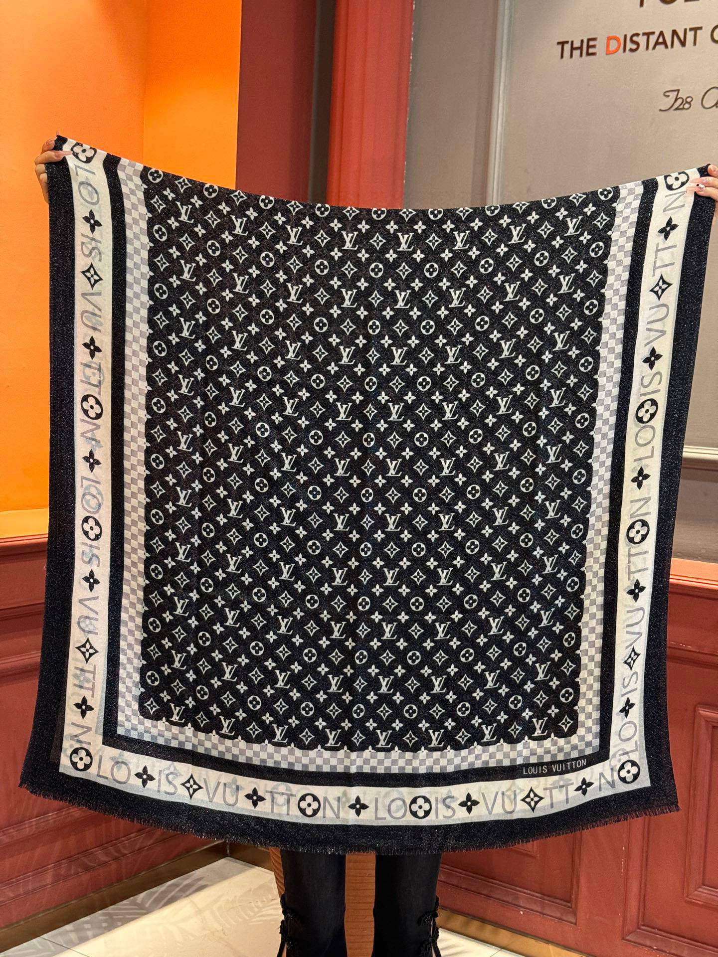 会发光发亮的围巾银丝羊绒长巾✨专柜同步‼️真心赞‼️驴家【L字母与花纹长巾】路易威登经典 Monogra