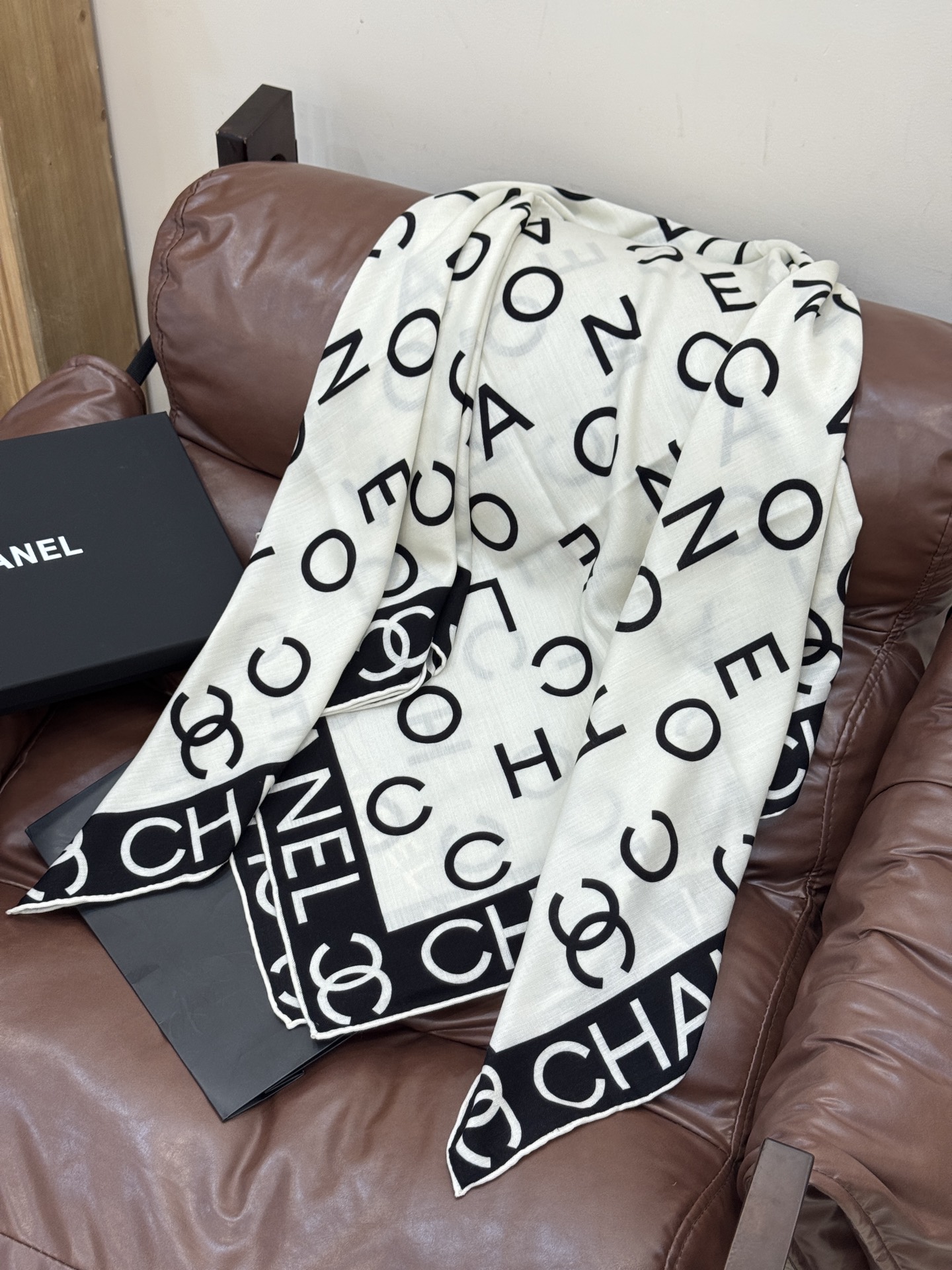 Chanel ~20。【140顶级双面丝绒披肩】香家logo与字母的完美碰撞设计底部还有隐隐约约的双C小