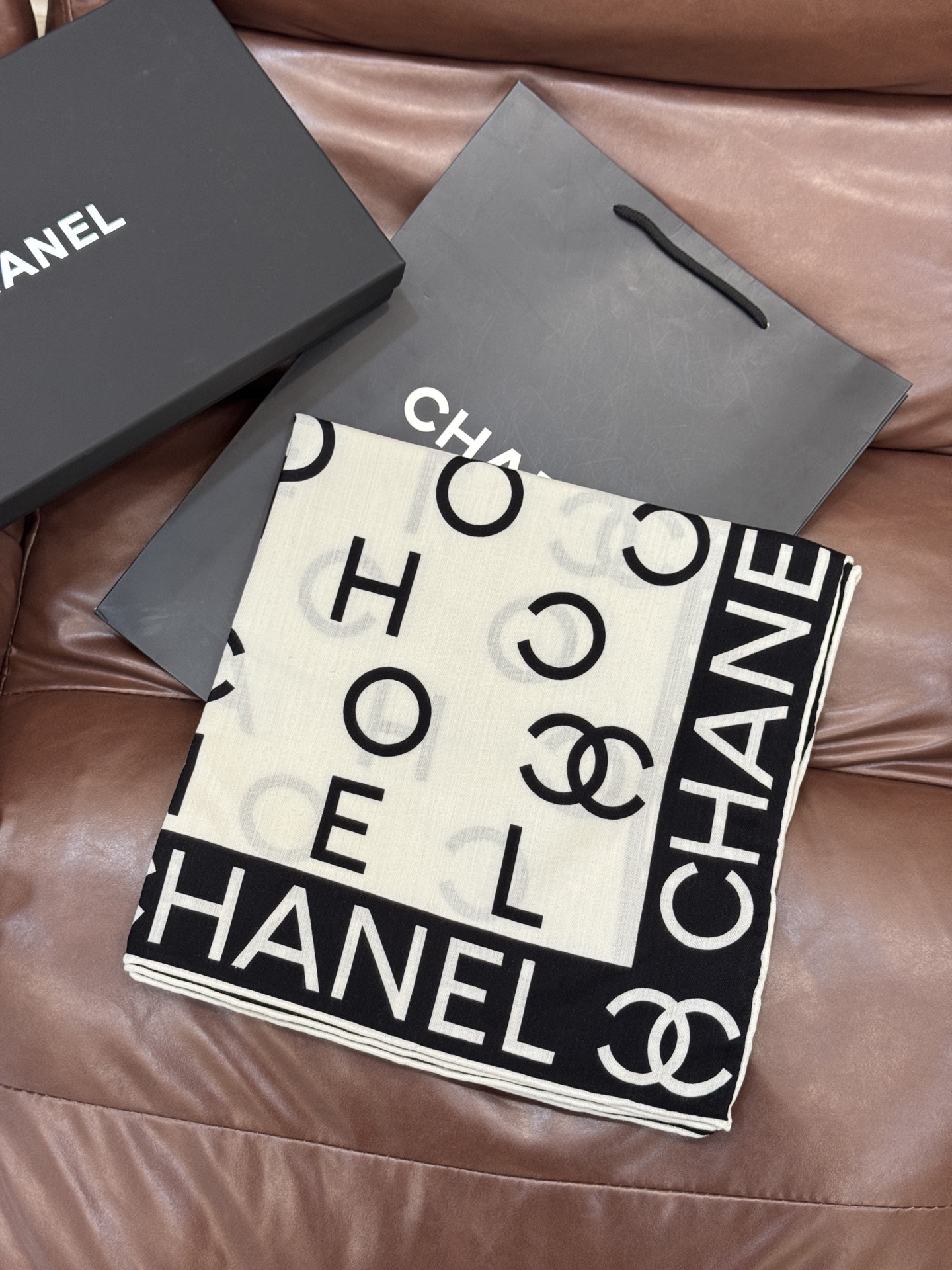 Chanel ~20。【140顶级双面丝绒披肩】香家logo与字母的完美碰撞设计底部还有隐隐约约的双C小