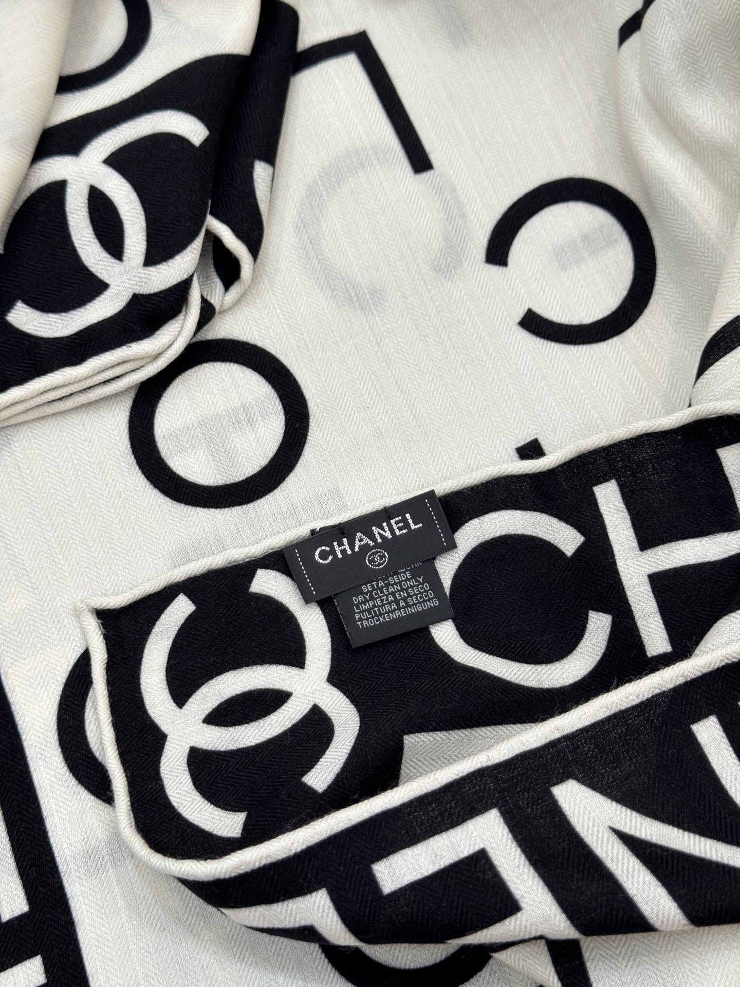 Chanel ~20。【140顶级双面丝绒披肩】香家logo与字母的完美碰撞设计底部还有隐隐约约的双C小