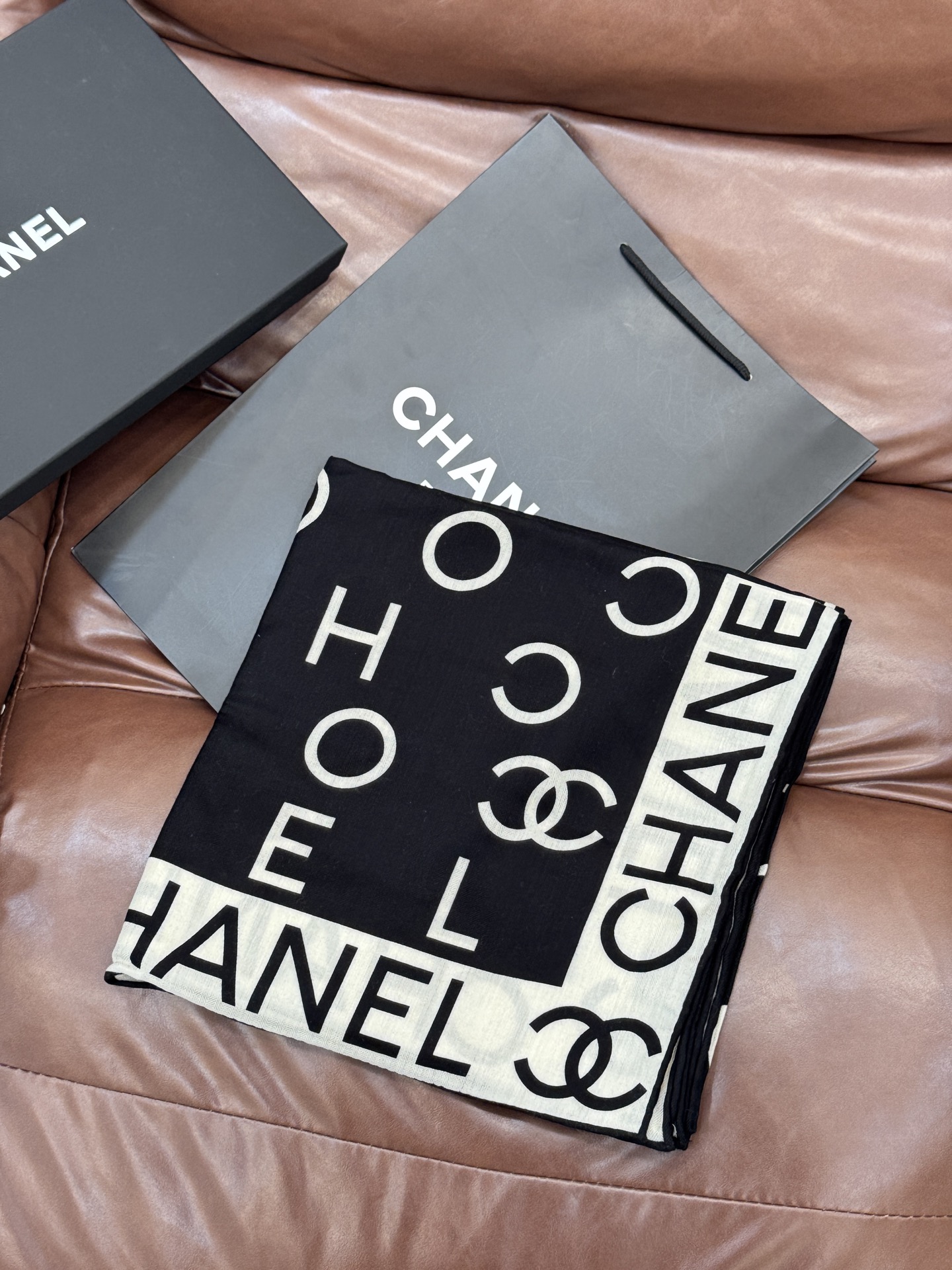 Chanel ~20。【140顶级双面丝绒披肩】香家logo与字母的完美碰撞设计底部还有隐隐约约的双C小