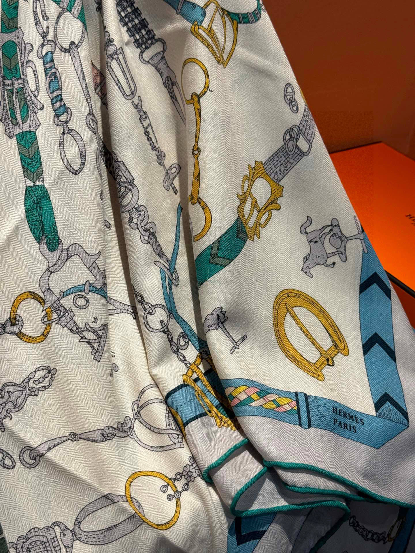 羊绒新款🆕👏👏买了都说好看‼️推荐💕爱马仕双面同色羊绒方巾【跃动的马儿双面同色140】，顶级工艺超值‼️