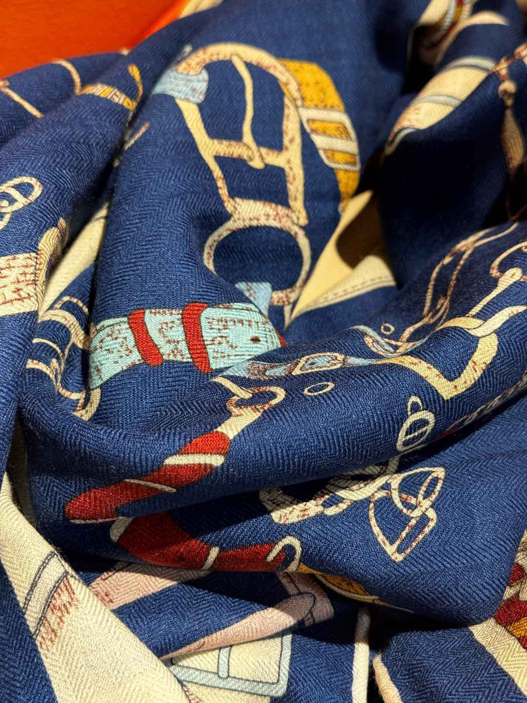 羊绒新款🆕👏👏买了都说好看‼️推荐💕爱马仕双面同色羊绒方巾【跃动的马儿双面同色140】，顶级工艺超值‼️