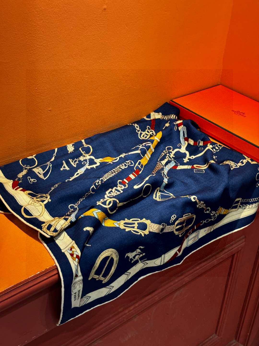 羊绒新款🆕👏👏买了都说好看‼️推荐💕爱马仕双面同色羊绒方巾【跃动的马儿双面同色140】，顶级工艺超值‼️